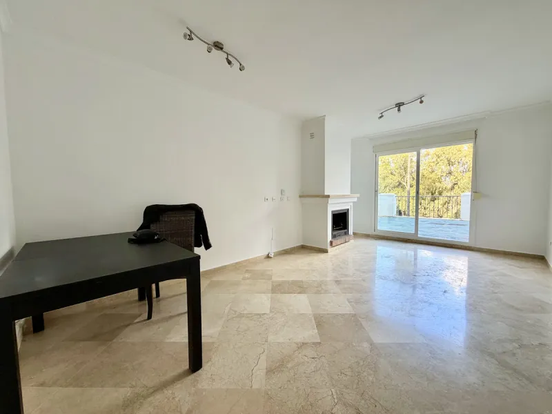 Located in Bahía de Casares, just a 2-minute walk from the beach via a convenient pedestrian tunnel, this apartment stands out for its impressive 100 m² private terrace offering beautiful views over the surrounding nature and partial sea views, creating a