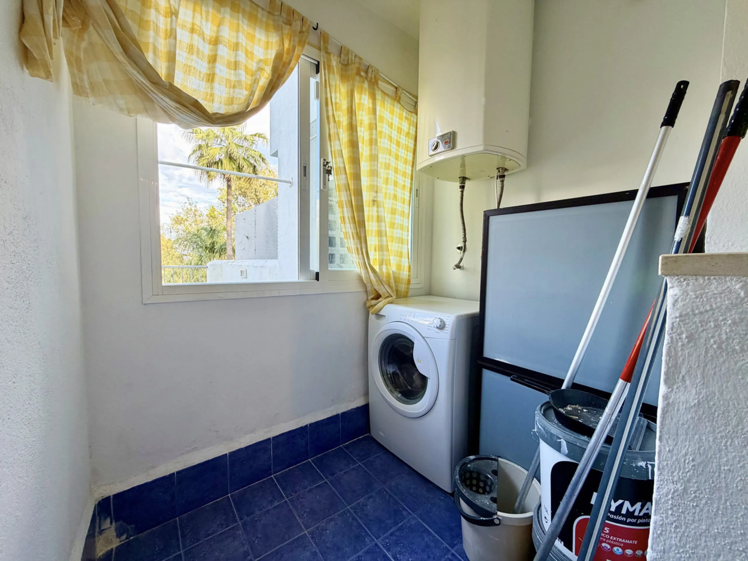 Located in Bahía de Casares, just a 2-minute walk from the beach via a convenient pedestrian tunnel, this apartment stands out for its impressive 100 m² private terrace offering beautiful views over the surrounding nature and partial sea views, creating a