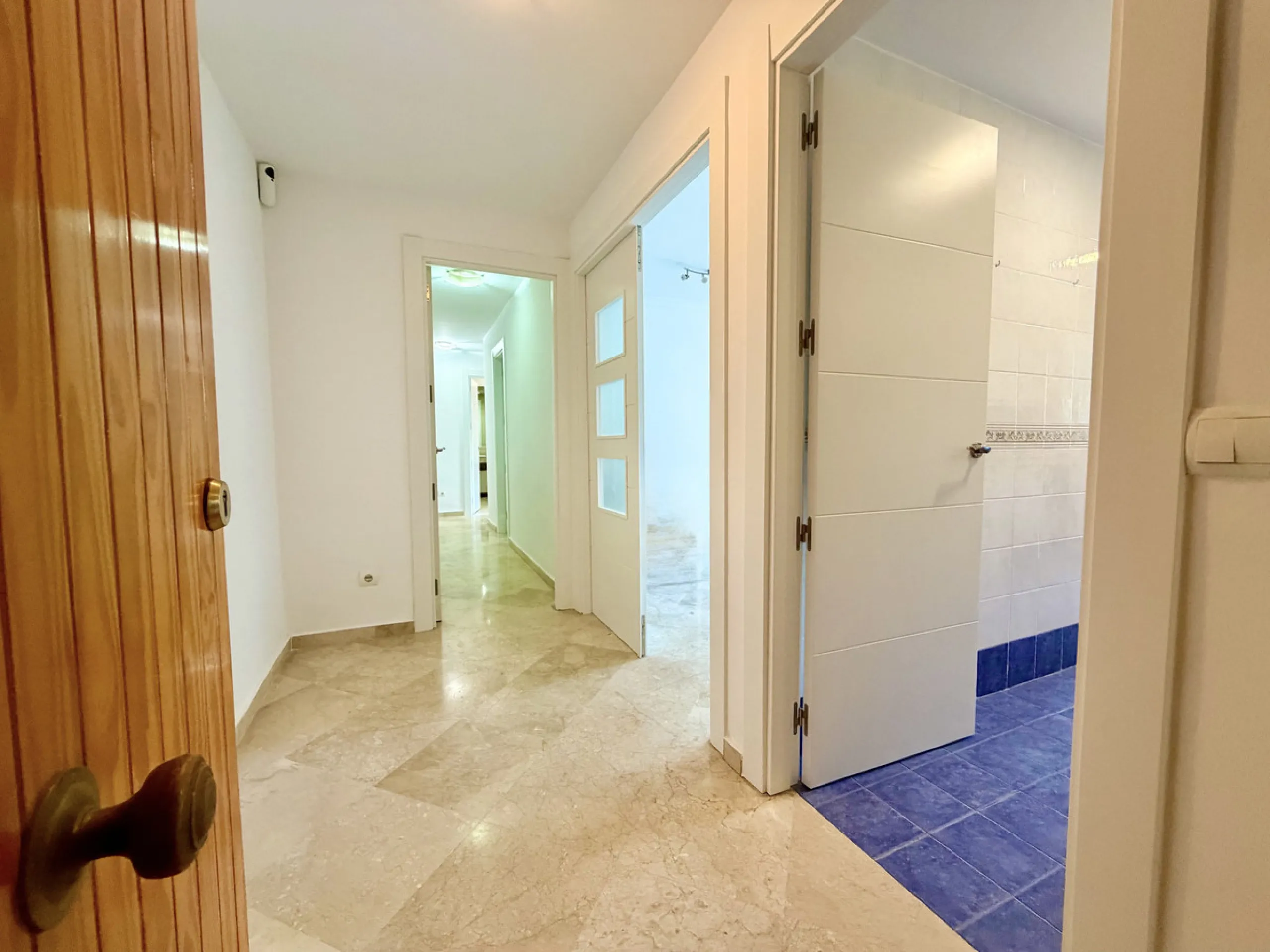 Located in Bahía de Casares, just a 2-minute walk from the beach via a convenient pedestrian tunnel, this apartment stands out for its impressive 100 m² private terrace offering beautiful views over the surrounding nature and partial sea views, creating a