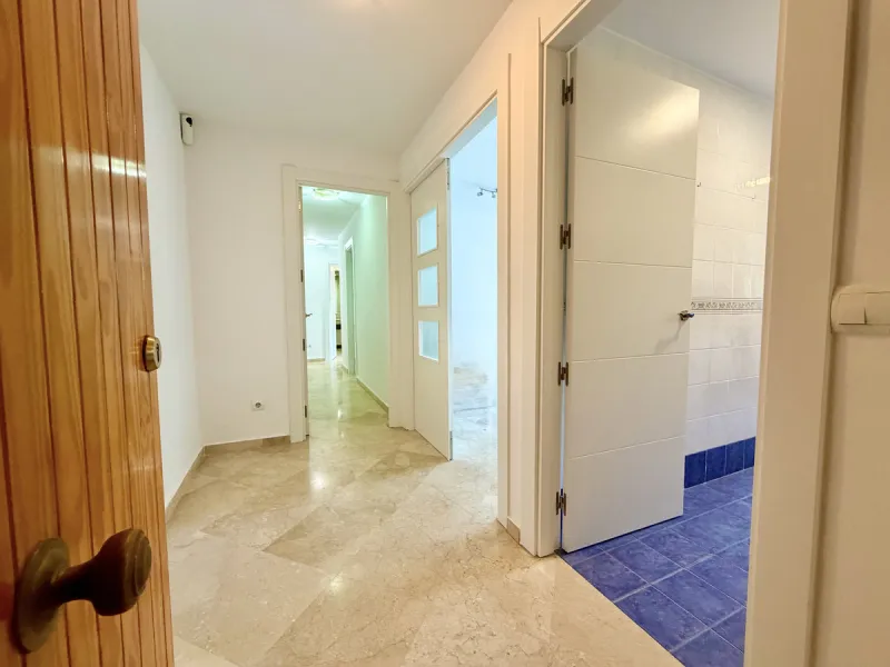 Located in Bahía de Casares, just a 2-minute walk from the beach via a convenient pedestrian tunnel, this apartment stands out for its impressive 100 m² private terrace offering beautiful views over the surrounding nature and partial sea views, creating a