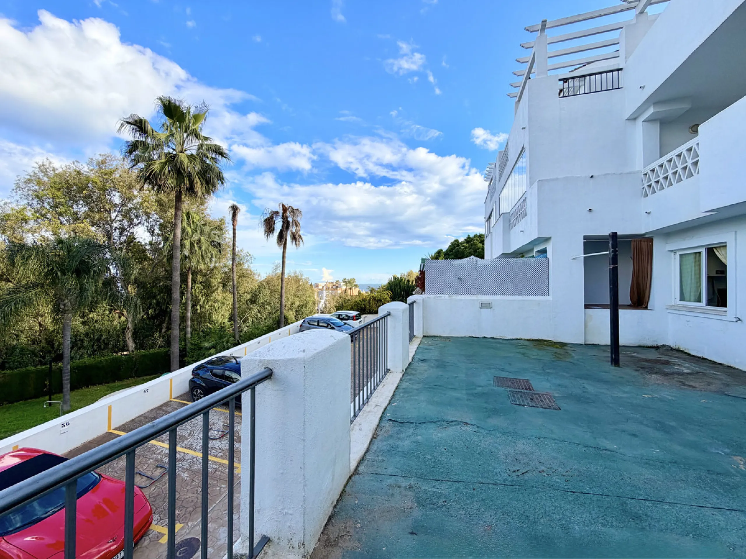 Located in Bahía de Casares, just a 2-minute walk from the beach via a convenient pedestrian tunnel, this apartment stands out for its impressive 100 m² private terrace offering beautiful views over the surrounding nature and partial sea views, creating a