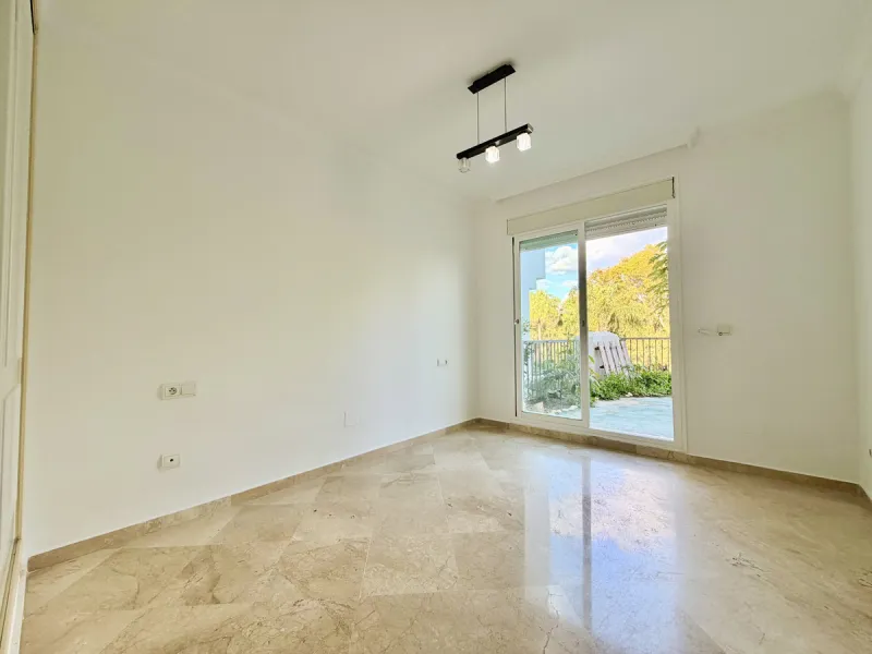Located in Bahía de Casares, just a 2-minute walk from the beach via a convenient pedestrian tunnel, this apartment stands out for its impressive 100 m² private terrace offering beautiful views over the surrounding nature and partial sea views, creating a