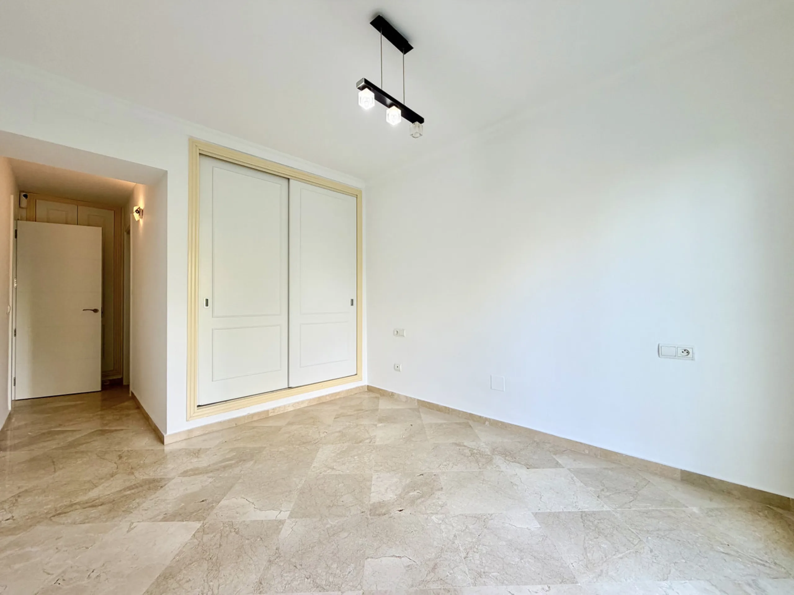 Located in Bahía de Casares, just a 2-minute walk from the beach via a convenient pedestrian tunnel, this apartment stands out for its impressive 100 m² private terrace offering beautiful views over the surrounding nature and partial sea views, creating a