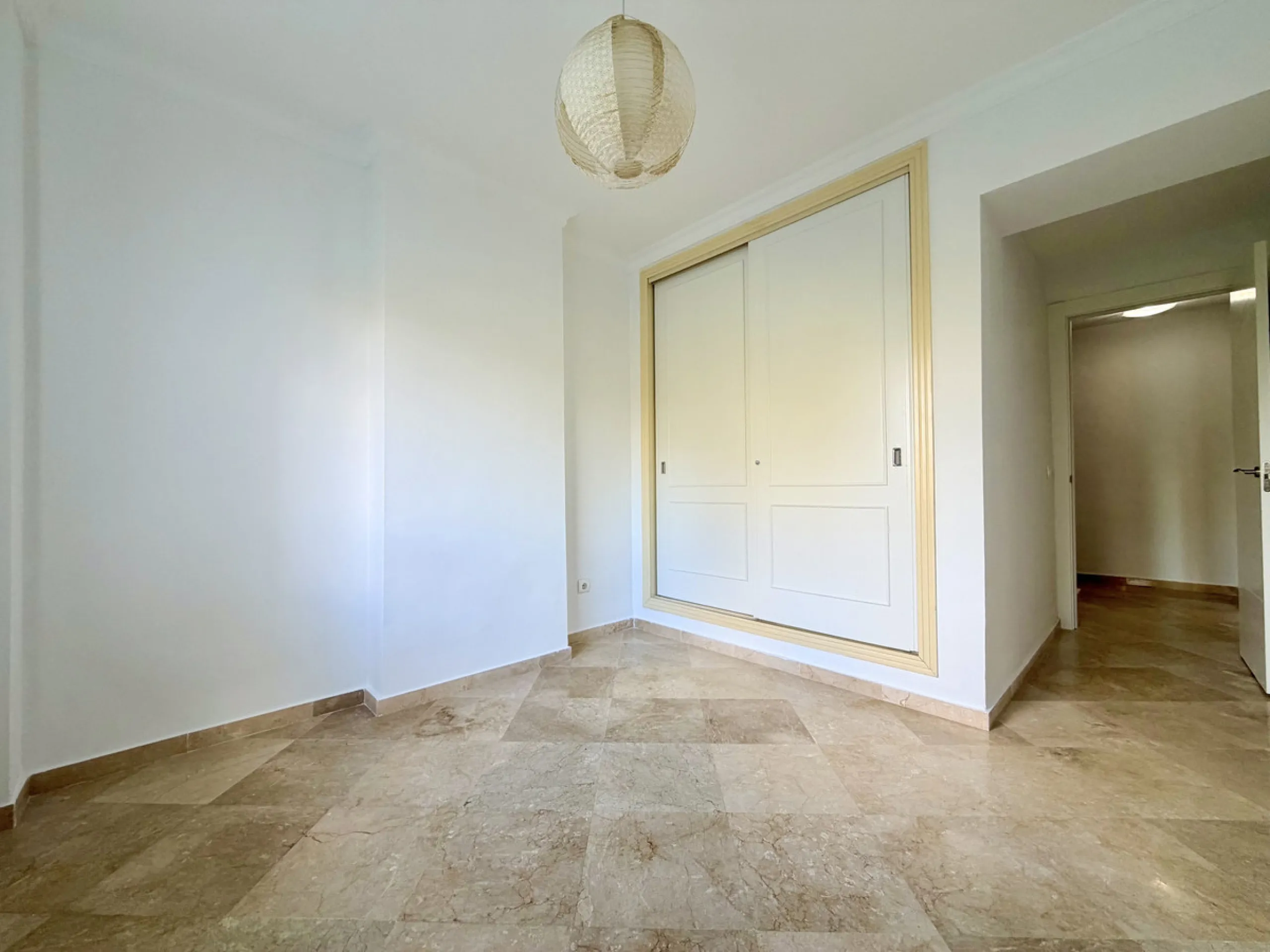 Located in Bahía de Casares, just a 2-minute walk from the beach via a convenient pedestrian tunnel, this apartment stands out for its impressive 100 m² private terrace offering beautiful views over the surrounding nature and partial sea views, creating a