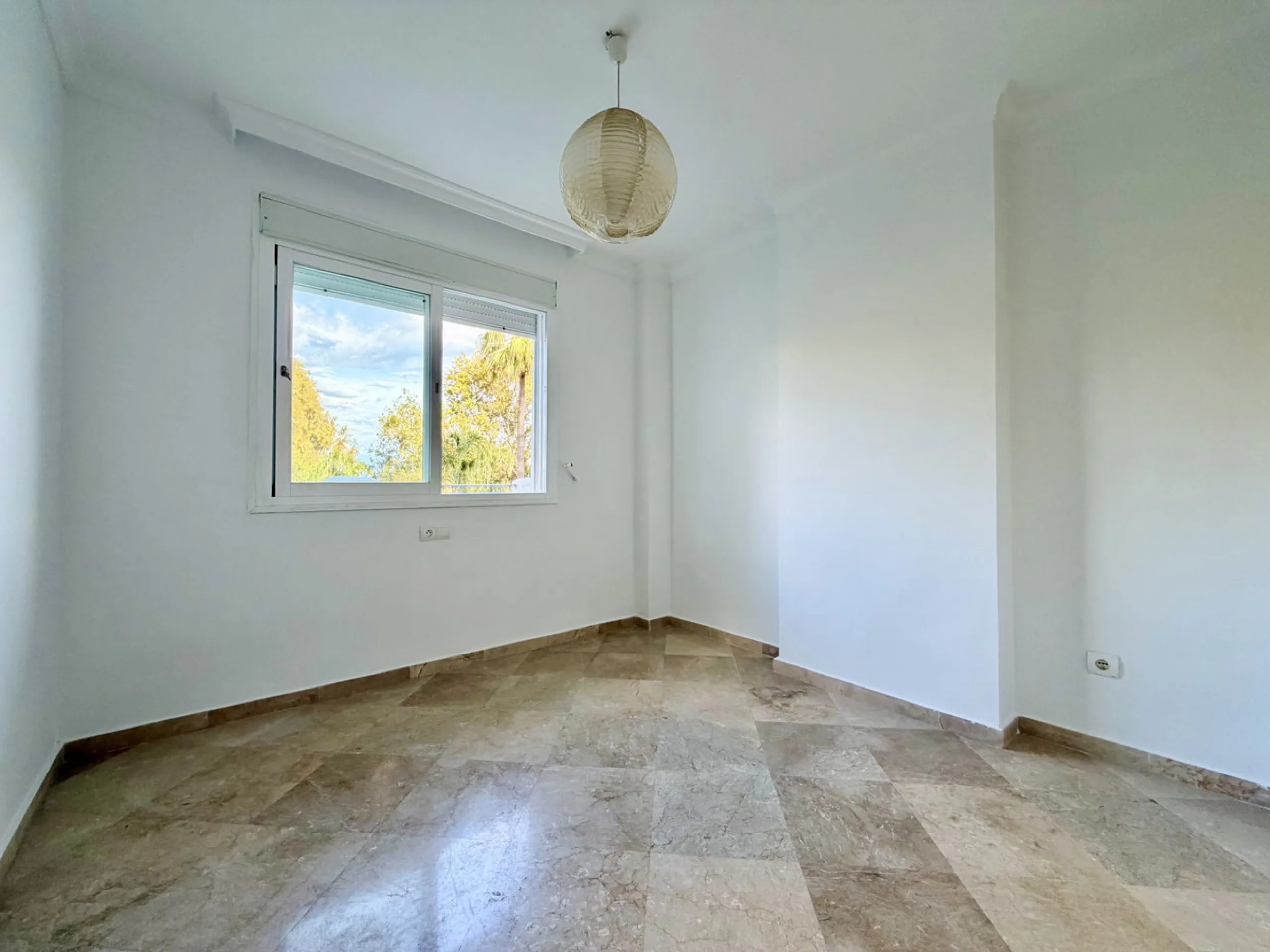 Located in Bahía de Casares, just a 2-minute walk from the beach via a convenient pedestrian tunnel, this apartment stands out for its impressive 100 m² private terrace offering beautiful views over the surrounding nature and partial sea views, creating a