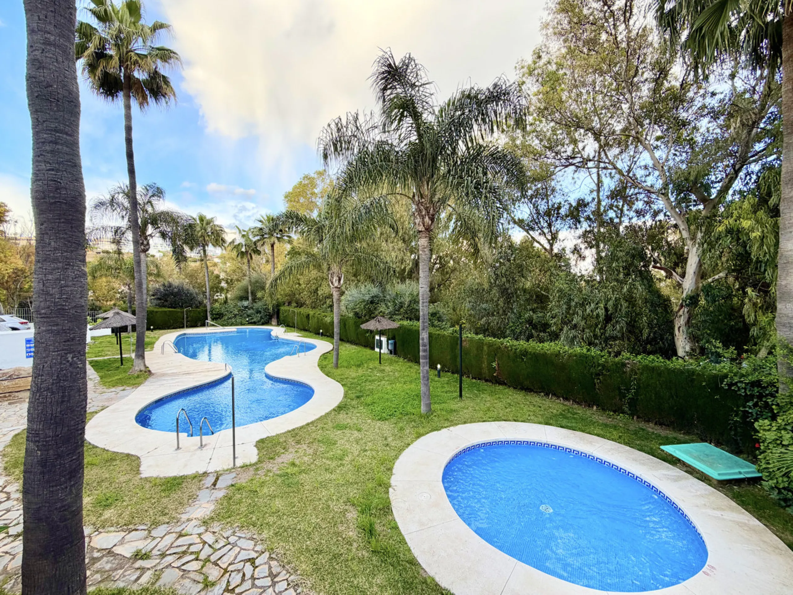 Located in Bahía de Casares, just a 2-minute walk from the beach via a convenient pedestrian tunnel, this apartment stands out for its impressive 100 m² private terrace offering beautiful views over the surrounding nature and partial sea views, creating a