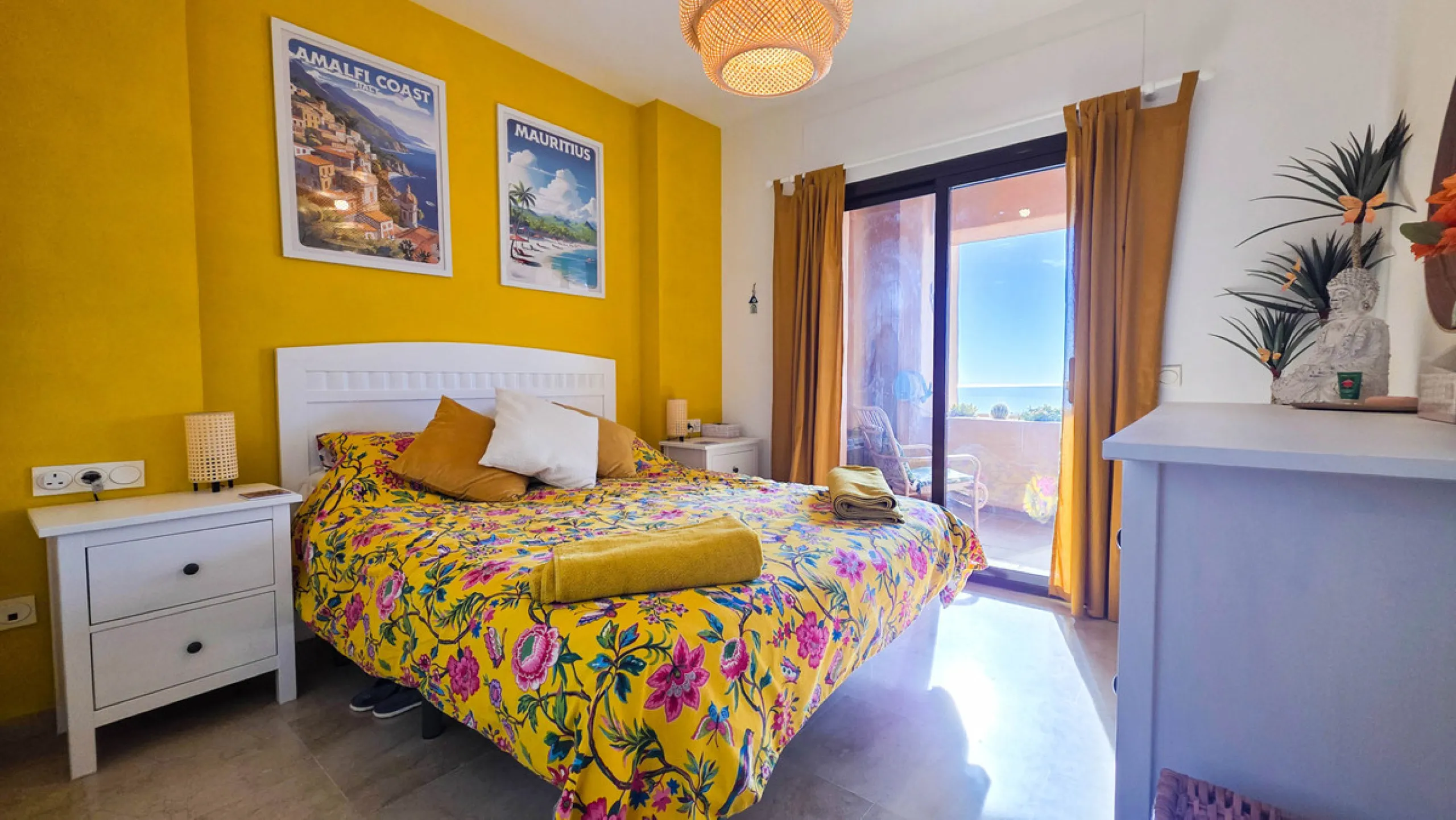 Ideally positioned on the frontline between San Luis de Sabinillas and La Duquesa, this well-presented apartment offers unobstructed panoramic sea views and a location that places both the beach and marina within easy walking distance. Set within a sought