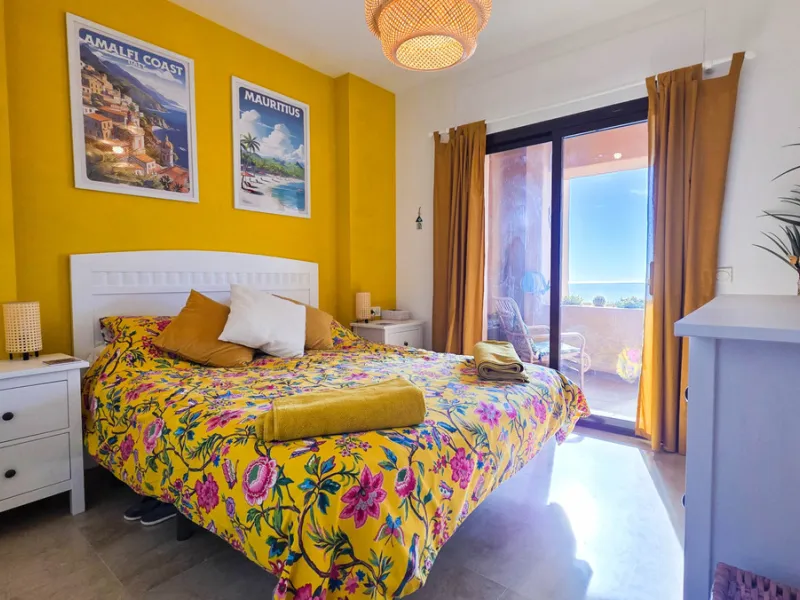 Ideally positioned on the frontline between San Luis de Sabinillas and La Duquesa, this well-presented apartment offers unobstructed panoramic sea views and a location that places both the beach and marina within easy walking distance. Set within a sought