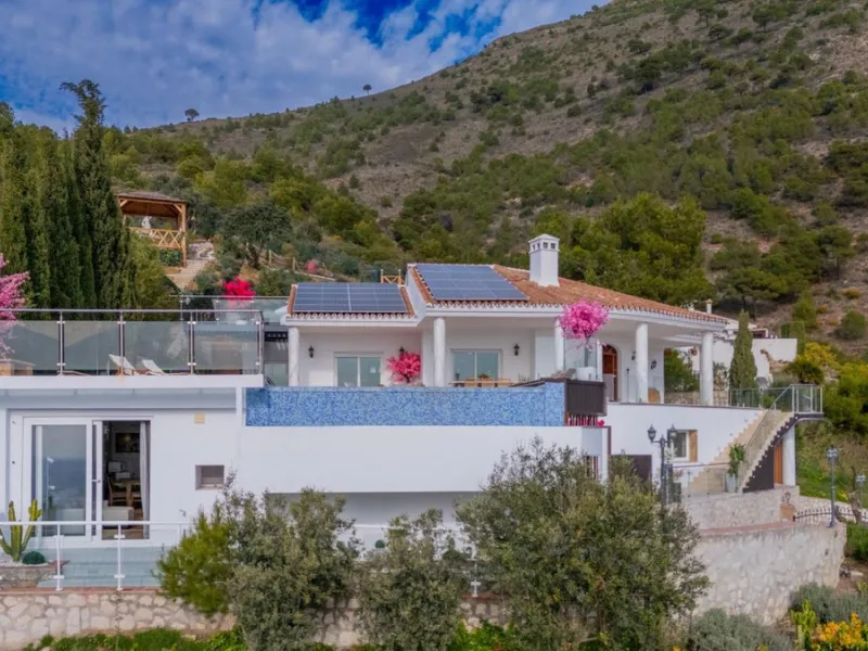 House - Detached Villa в продаже в Mijas, Málaga. В доме 7 спален и 5 ванных комнат. Площадь дома 588 м². Площадь участка 1420 м²