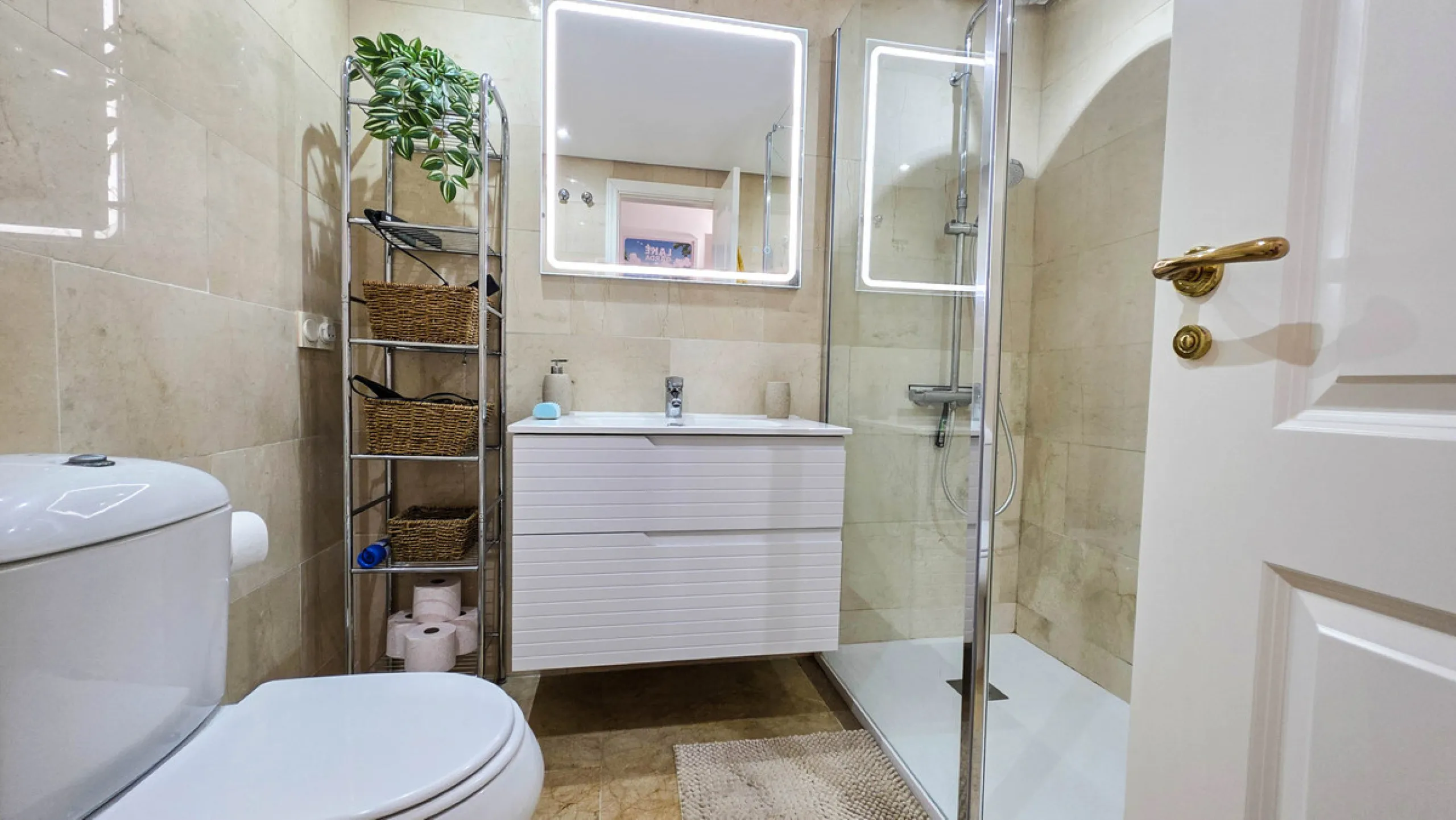 Ideally positioned on the frontline between San Luis de Sabinillas and La Duquesa, this well-presented apartment offers unobstructed panoramic sea views and a location that places both the beach and marina within easy walking distance. Set within a sought