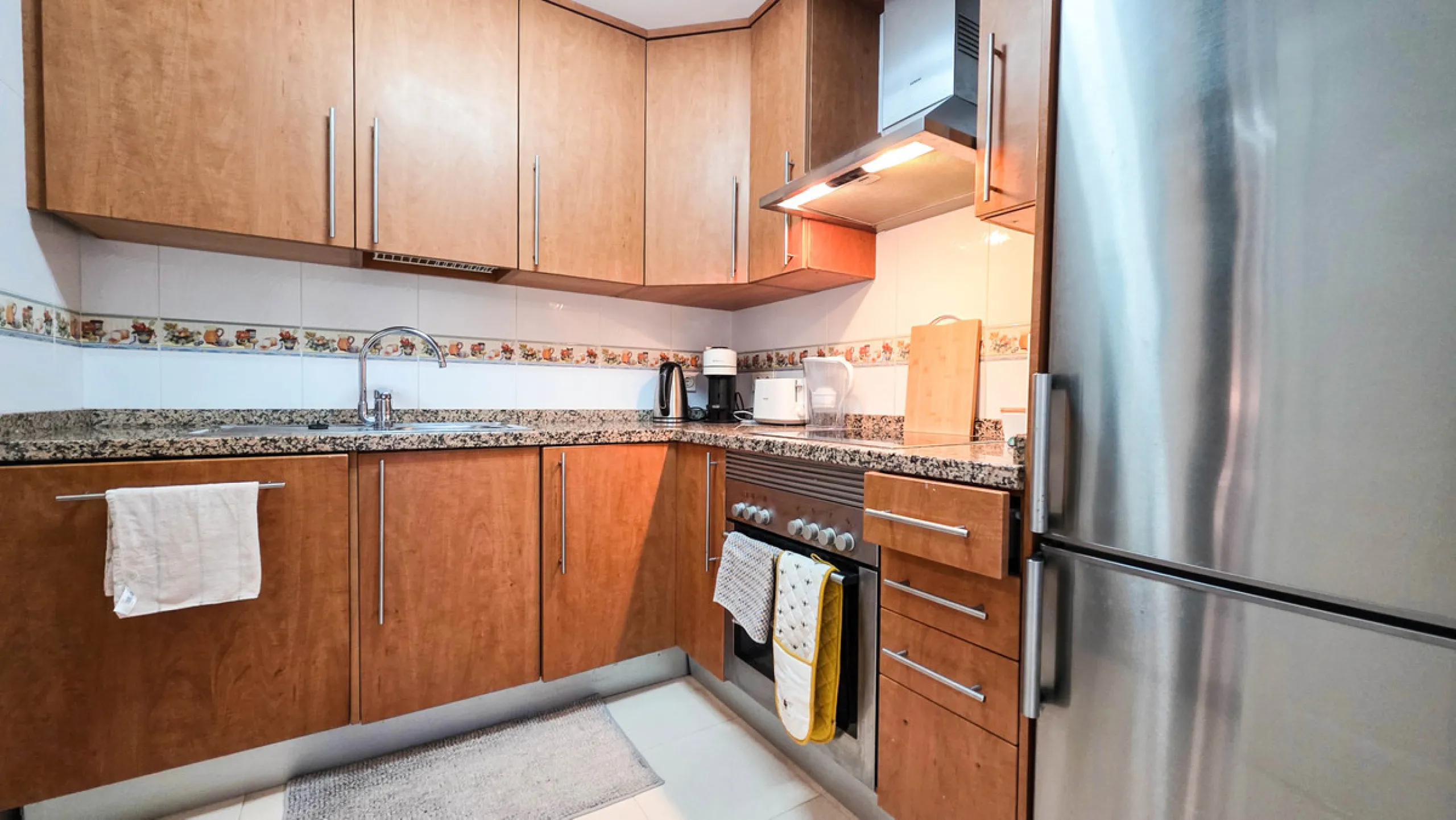 Ideally positioned on the frontline between San Luis de Sabinillas and La Duquesa, this well-presented apartment offers unobstructed panoramic sea views and a location that places both the beach and marina within easy walking distance. Set within a sought