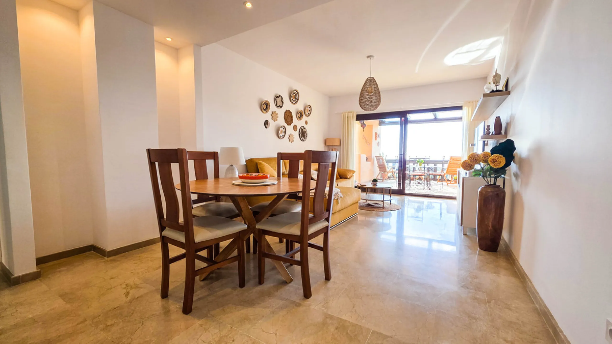 Ideally positioned on the frontline between San Luis de Sabinillas and La Duquesa, this well-presented apartment offers unobstructed panoramic sea views and a location that places both the beach and marina within easy walking distance. Set within a sought