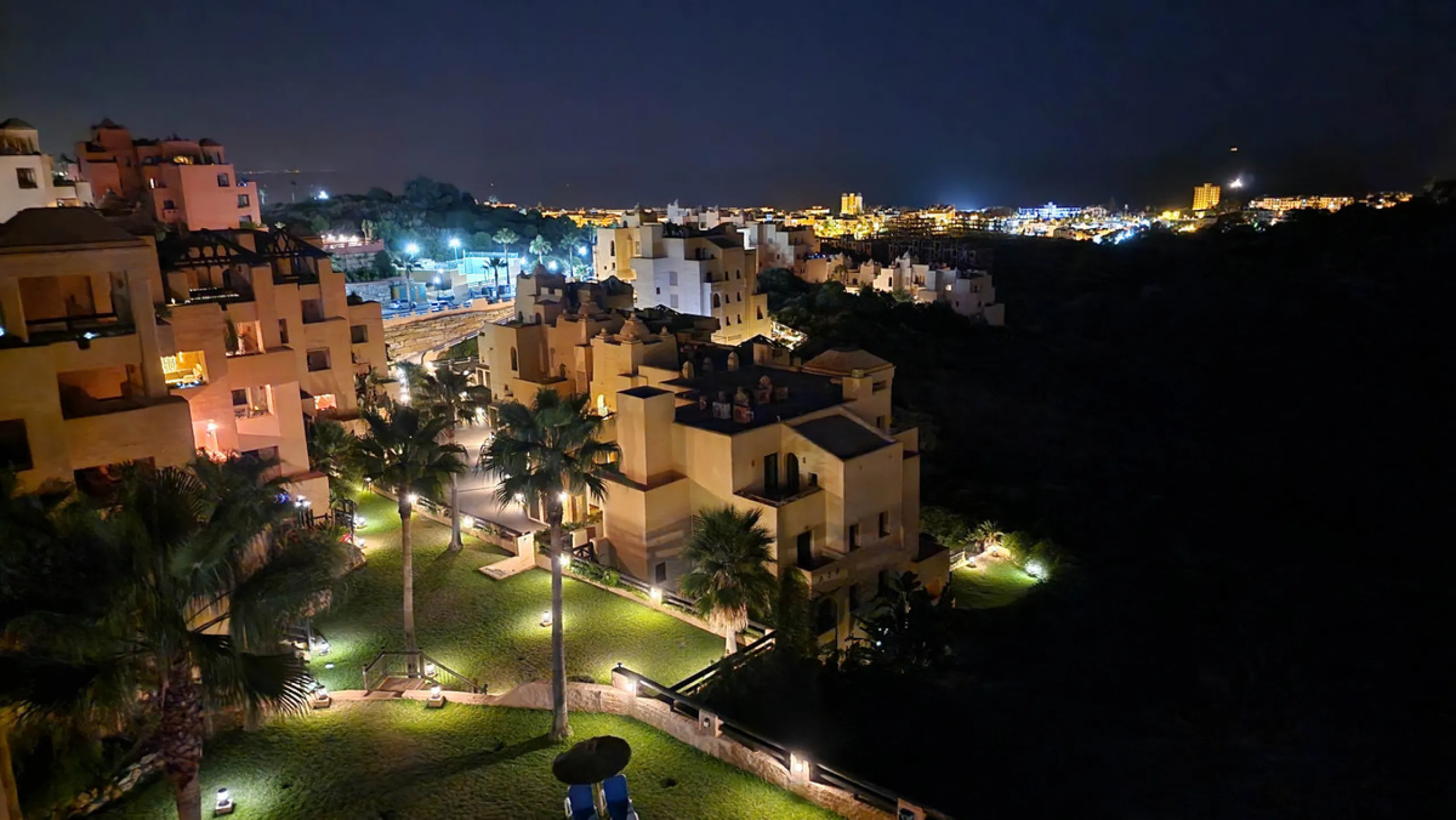 Ideally positioned on the frontline between San Luis de Sabinillas and La Duquesa, this well-presented apartment offers unobstructed panoramic sea views and a location that places both the beach and marina within easy walking distance. Set within a sought
