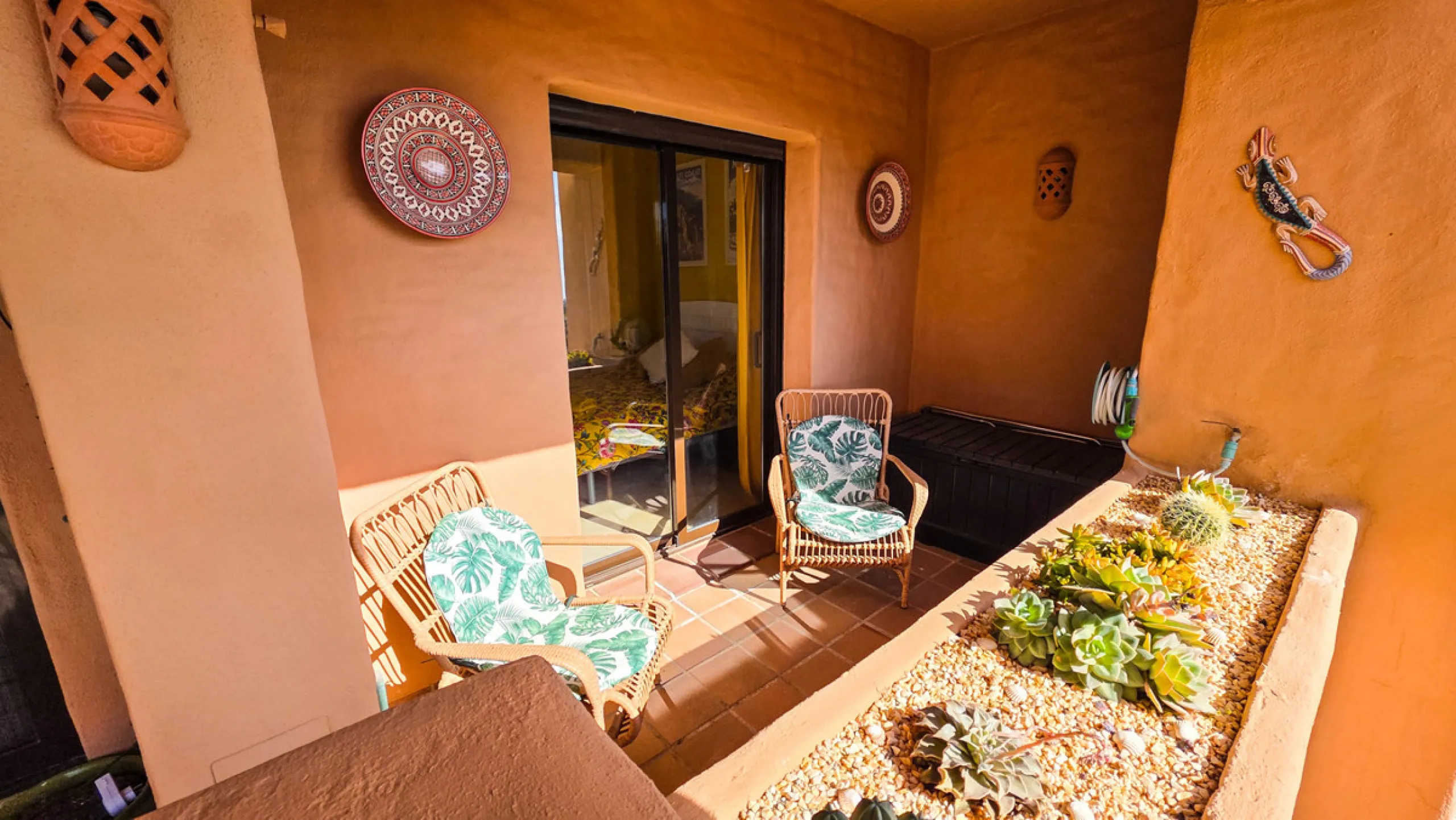 Ideally positioned on the frontline between San Luis de Sabinillas and La Duquesa, this well-presented apartment offers unobstructed panoramic sea views and a location that places both the beach and marina within easy walking distance. Set within a sought