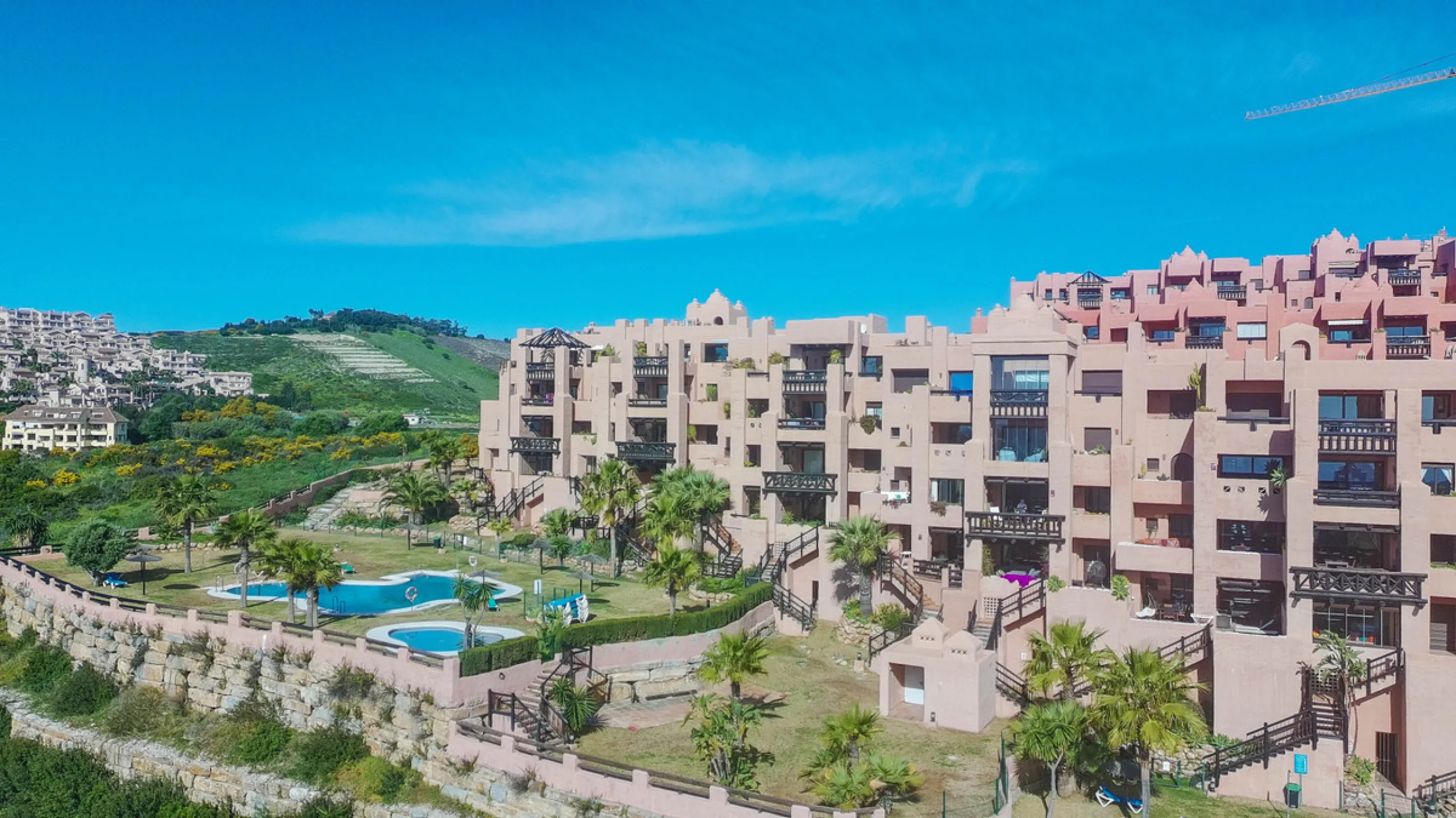 Ideally positioned on the frontline between San Luis de Sabinillas and La Duquesa, this well-presented apartment offers unobstructed panoramic sea views and a location that places both the beach and marina within easy walking distance. Set within a sought