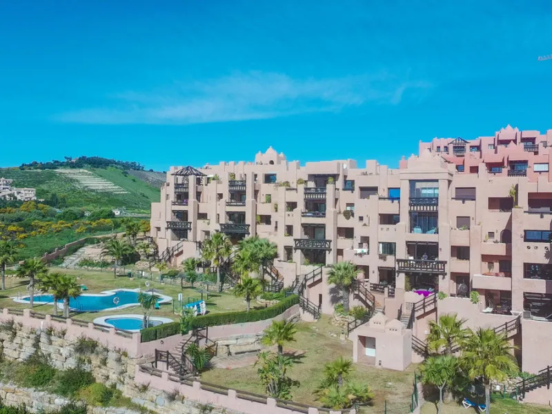 Ideally positioned on the frontline between San Luis de Sabinillas and La Duquesa, this well-presented apartment offers unobstructed panoramic sea views and a location that places both the beach and marina within easy walking distance. Set within a sought