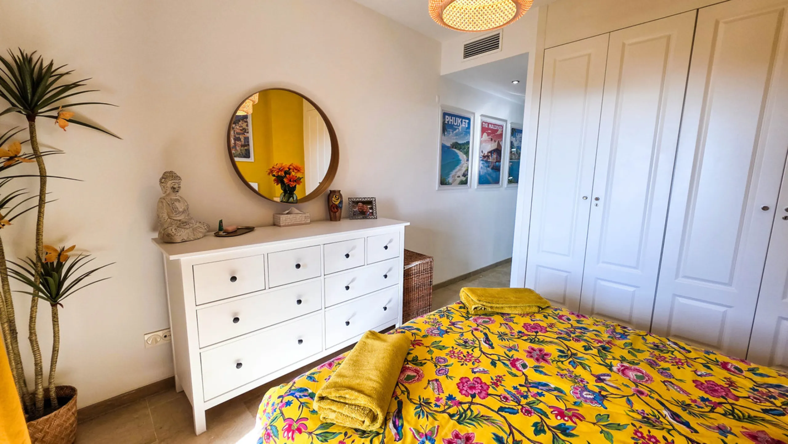 Ideally positioned on the frontline between San Luis de Sabinillas and La Duquesa, this well-presented apartment offers unobstructed panoramic sea views and a location that places both the beach and marina within easy walking distance. Set within a sought