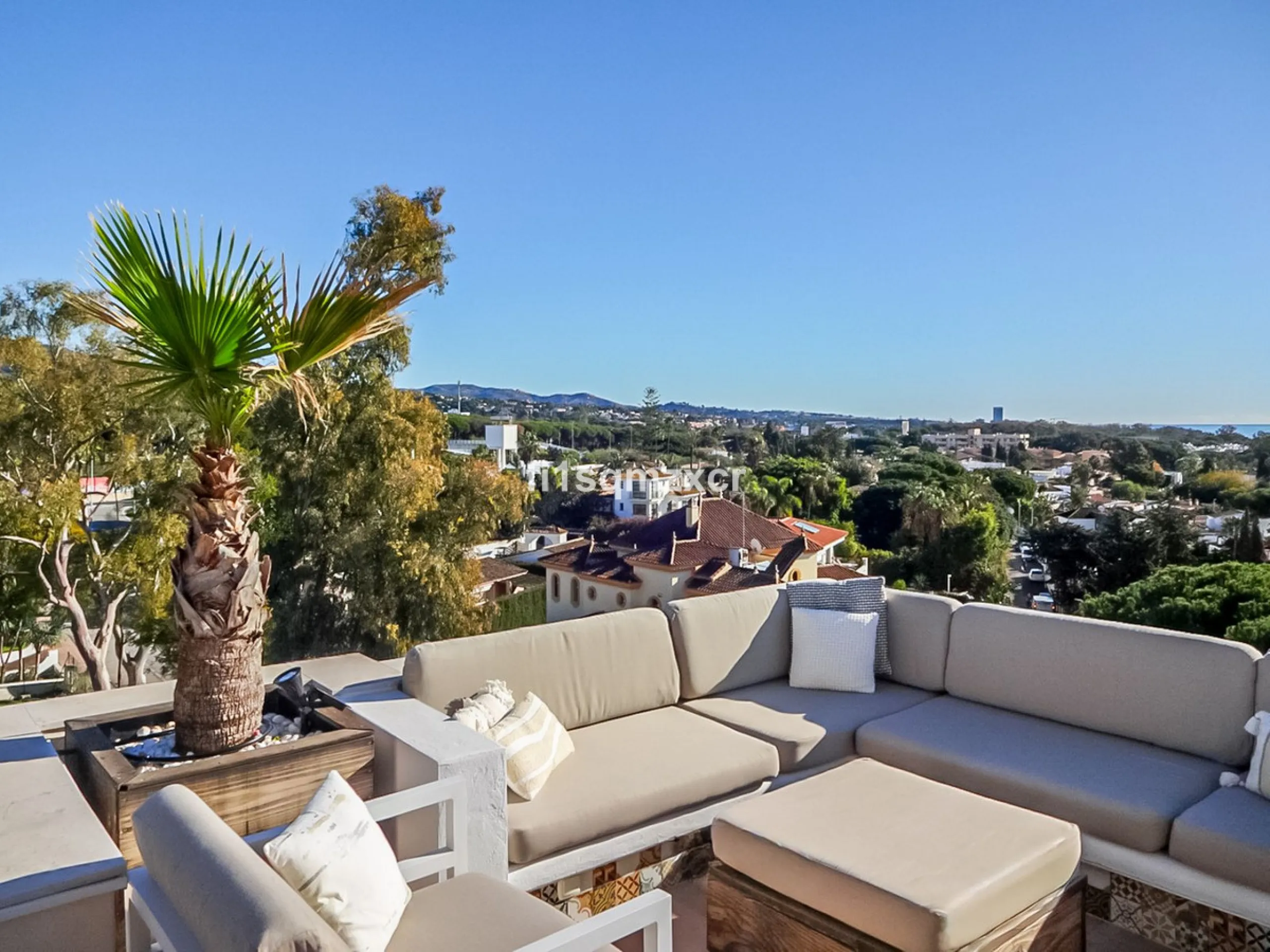 This unique corner penthouse with extraordinary views is located just a few minutes' walk from one of Marbella's most beautiful beaches, home to the best beach clubs, chiringuitos, and beach restaurants. The property has been completely redesigned and mod