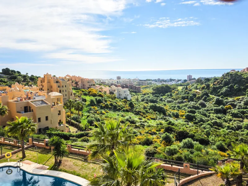 Ideally positioned on the frontline between San Luis de Sabinillas and La Duquesa, this well-presented apartment offers unobstructed panoramic sea views and a location that places both the beach and marina within easy walking distance. Set within a sought