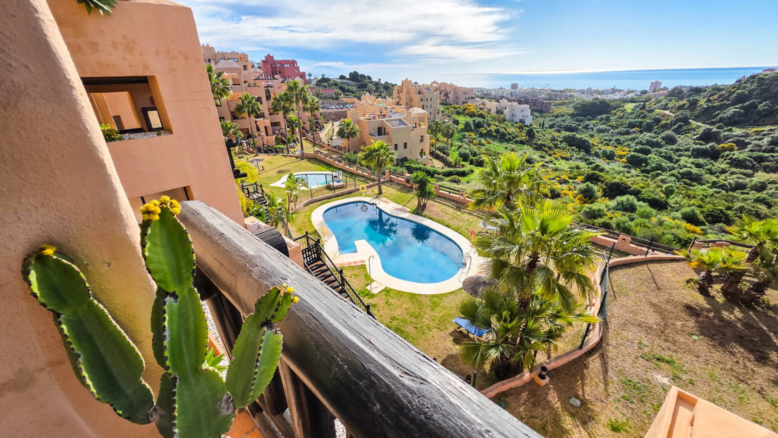 Ideally positioned on the frontline between San Luis de Sabinillas and La Duquesa, this well-presented apartment offers unobstructed panoramic sea views and a location that places both the beach and marina within easy walking distance. Set within a sought