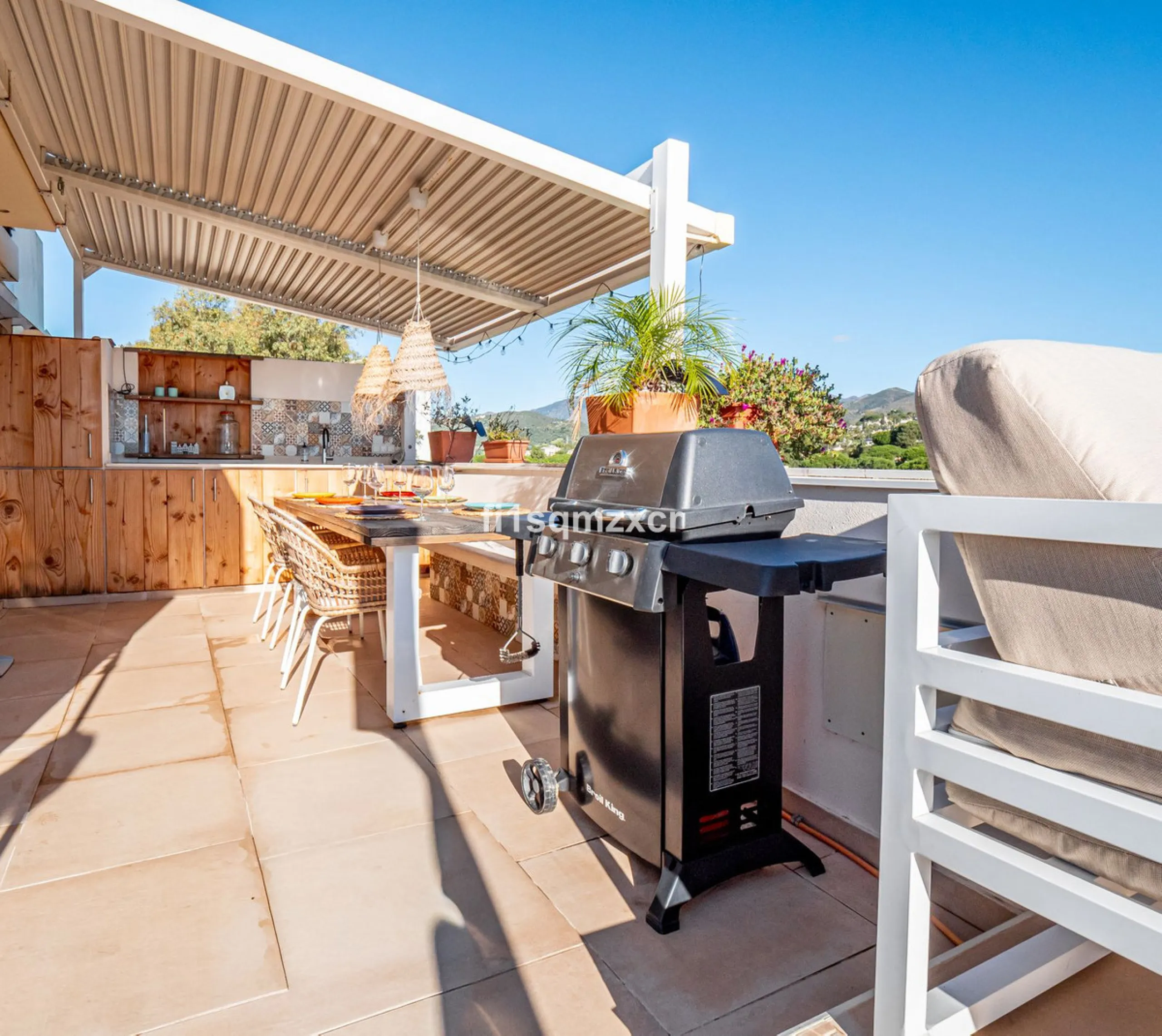 This unique corner penthouse with extraordinary views is located just a few minutes' walk from one of Marbella's most beautiful beaches, home to the best beach clubs, chiringuitos, and beach restaurants. The property has been completely redesigned and mod