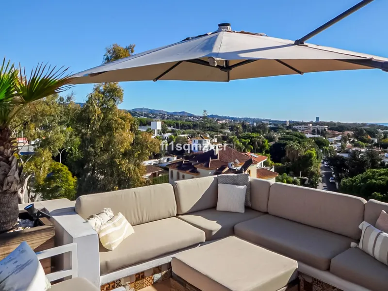 This unique corner penthouse with extraordinary views is located just a few minutes' walk from one of Marbella's most beautiful beaches, home to the best beach clubs, chiringuitos, and beach restaurants. The property has been completely redesigned and mod