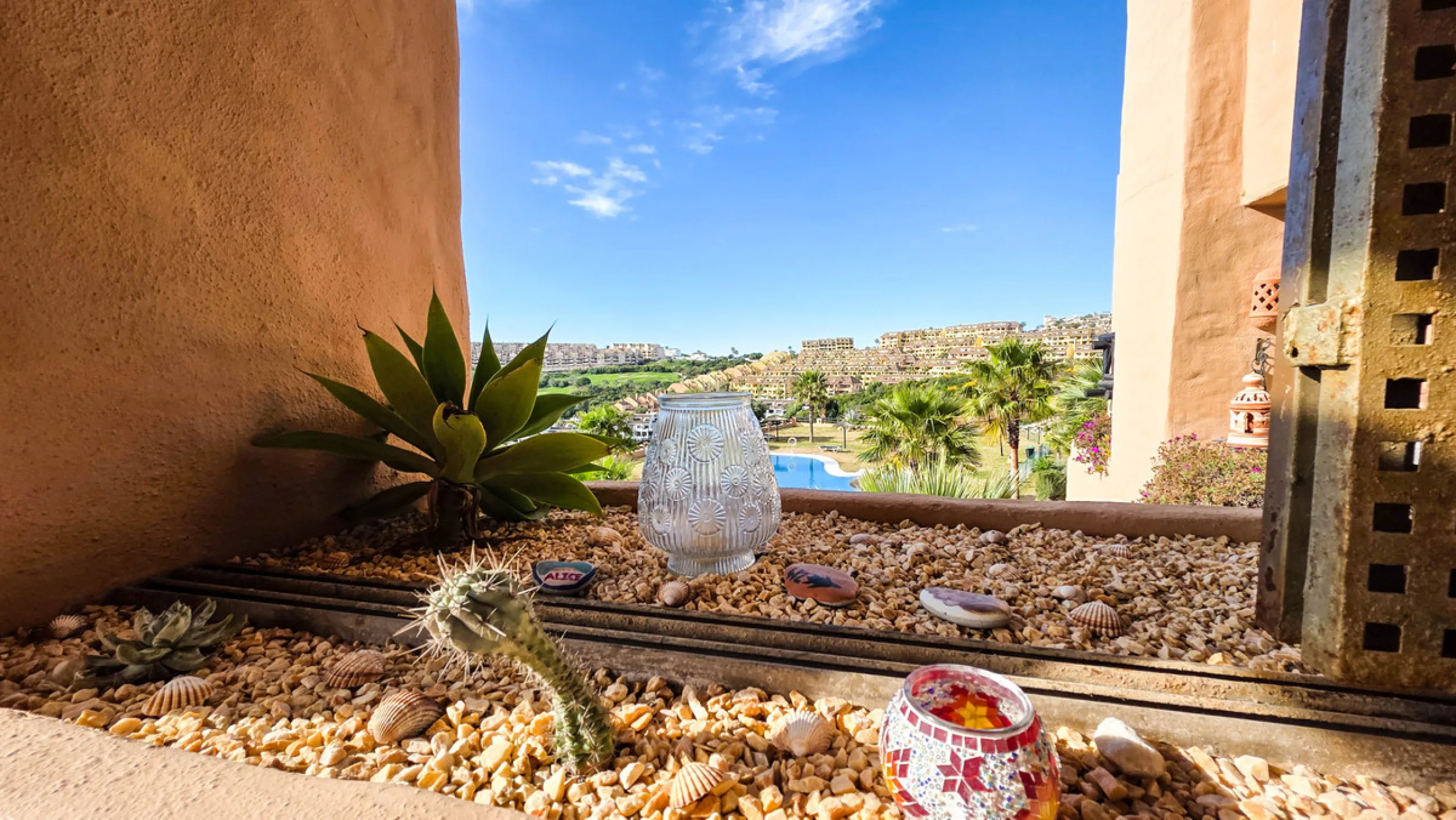 Ideally positioned on the frontline between San Luis de Sabinillas and La Duquesa, this well-presented apartment offers unobstructed panoramic sea views and a location that places both the beach and marina within easy walking distance. Set within a sought