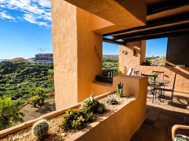 Ideally positioned on the frontline between San Luis de Sabinillas and La Duquesa, this well-presented apartment offers unobstructed panoramic sea views and a location that places both the beach and marina within easy walking distance. Set within a sought