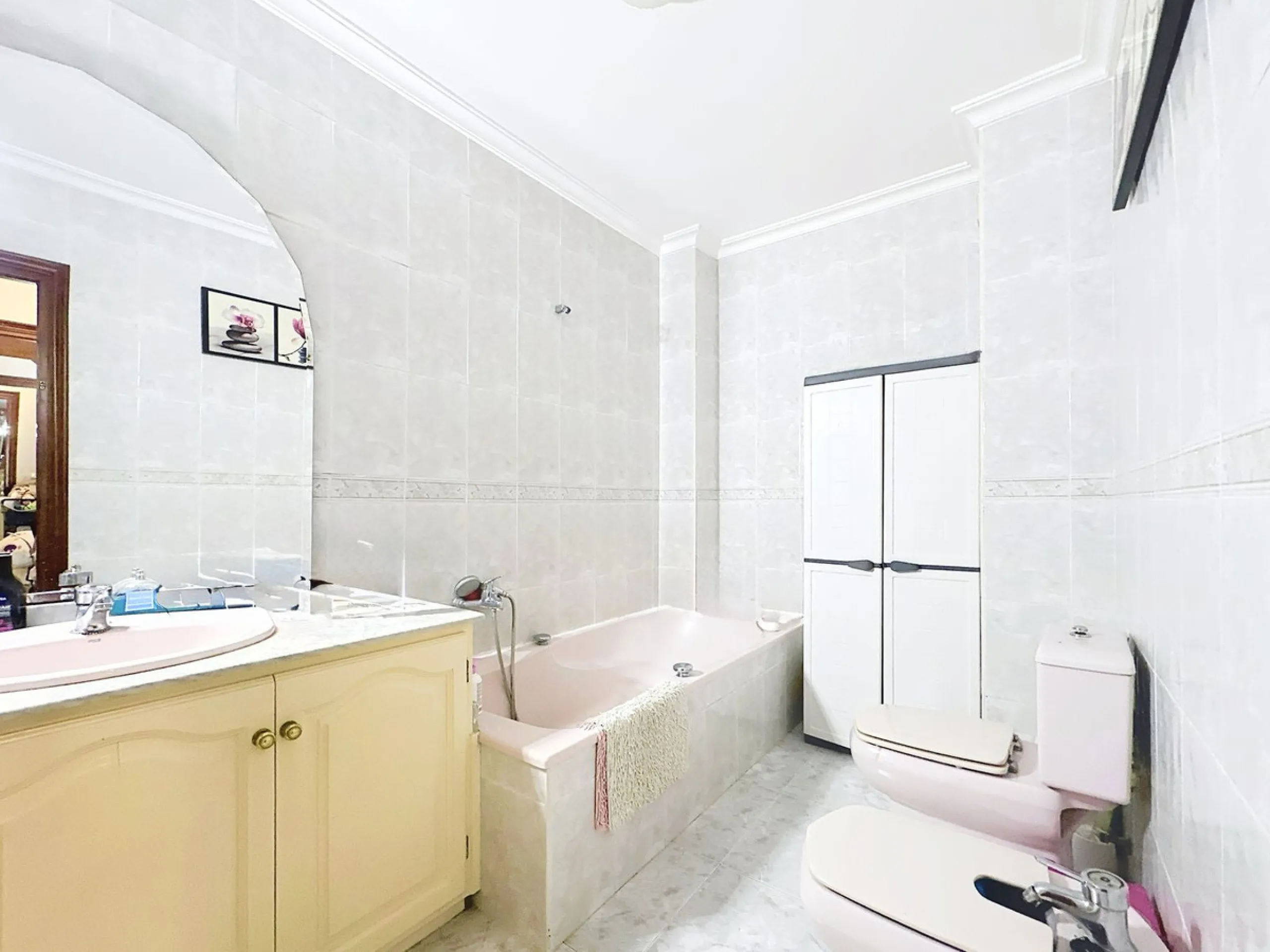 Unique Opportunity on a Main Street in the Center of Estepona – Just Steps from the Sea.
