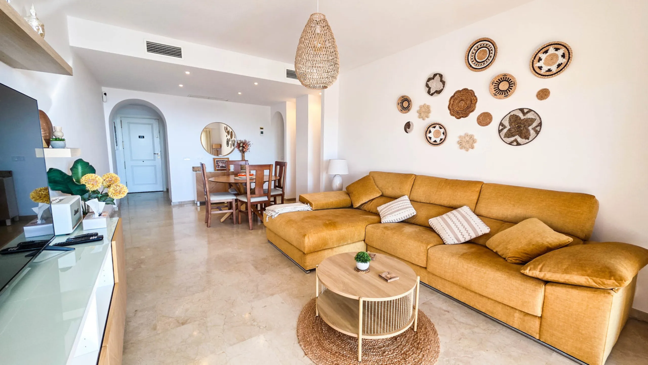 Ideally positioned on the frontline between San Luis de Sabinillas and La Duquesa, this well-presented apartment offers unobstructed panoramic sea views and a location that places both the beach and marina within easy walking distance. Set within a sought