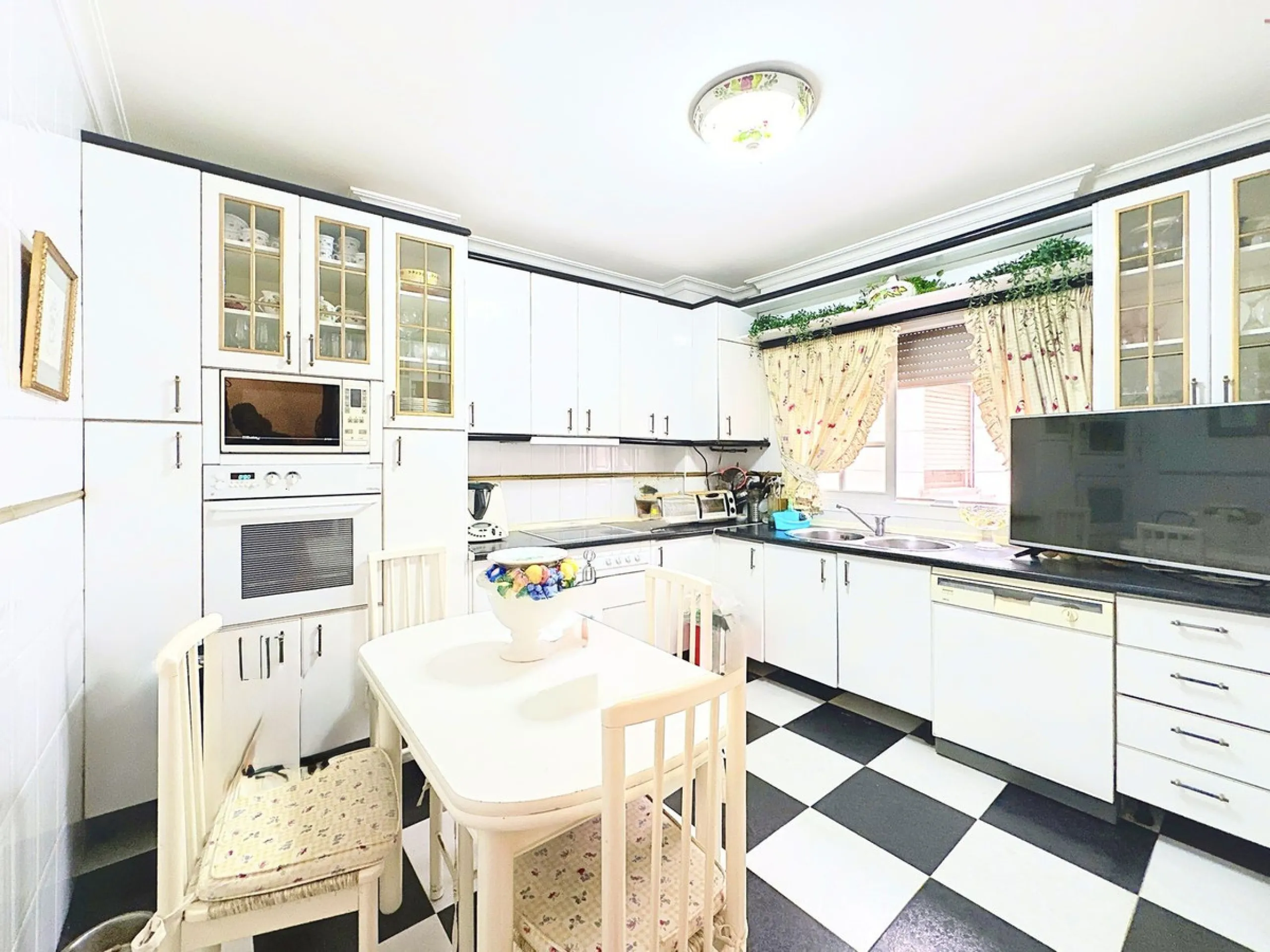 Unique Opportunity on a Main Street in the Center of Estepona – Just Steps from the Sea.