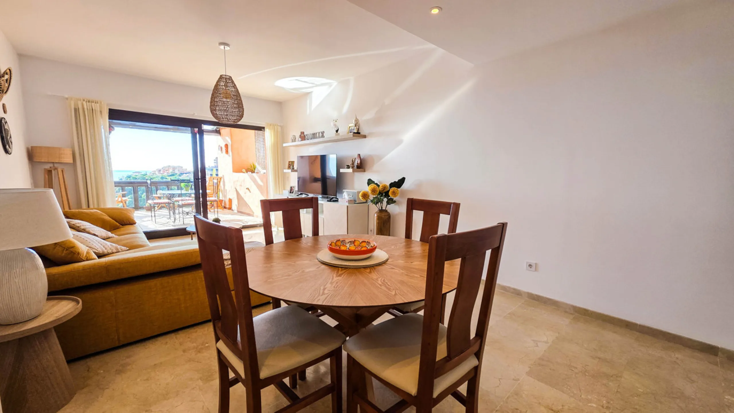 Ideally positioned on the frontline between San Luis de Sabinillas and La Duquesa, this well-presented apartment offers unobstructed panoramic sea views and a location that places both the beach and marina within easy walking distance. Set within a sought