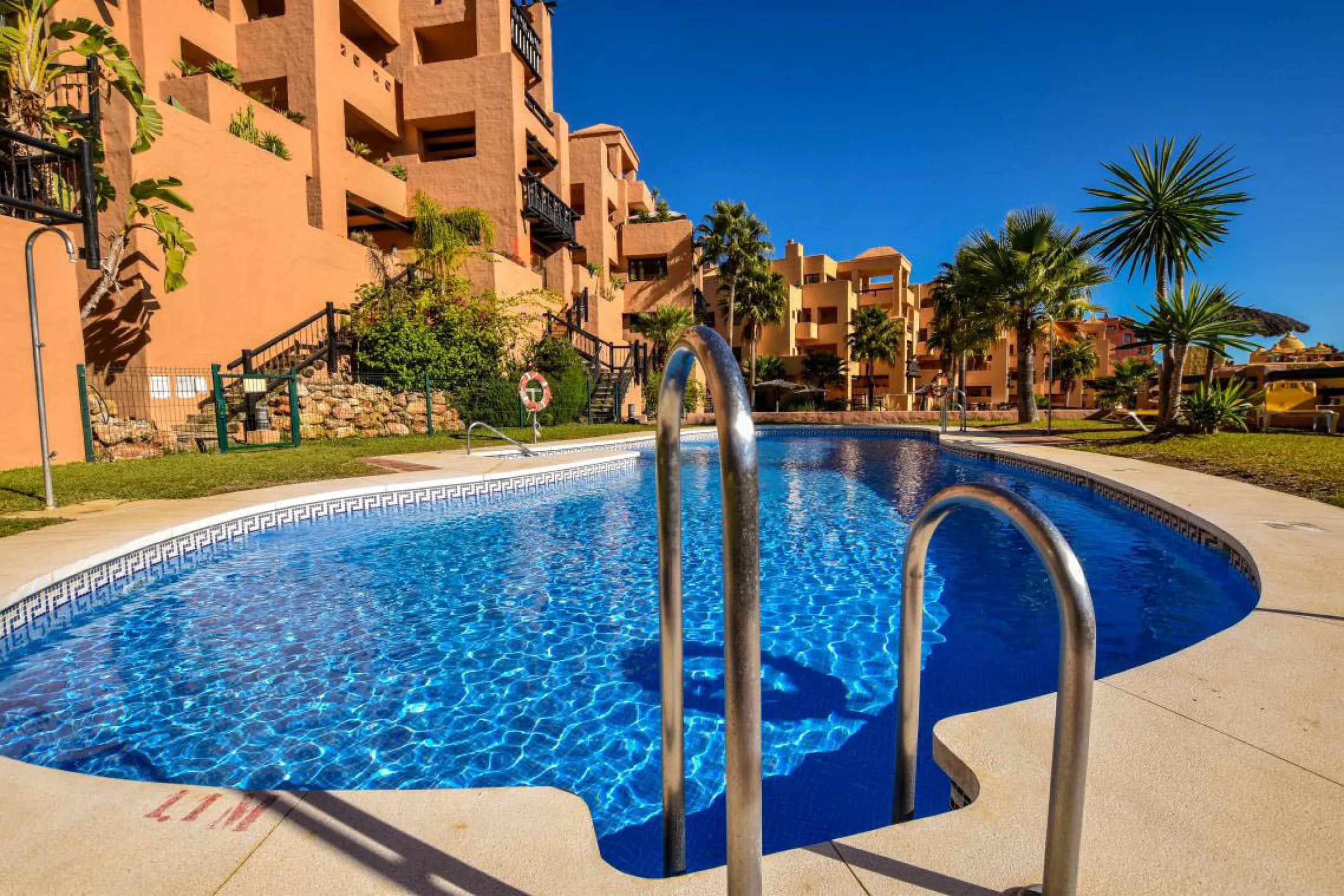 Ideally positioned on the frontline between San Luis de Sabinillas and La Duquesa, this well-presented apartment offers unobstructed panoramic sea views and a location that places both the beach and marina within easy walking distance. Set within a sought