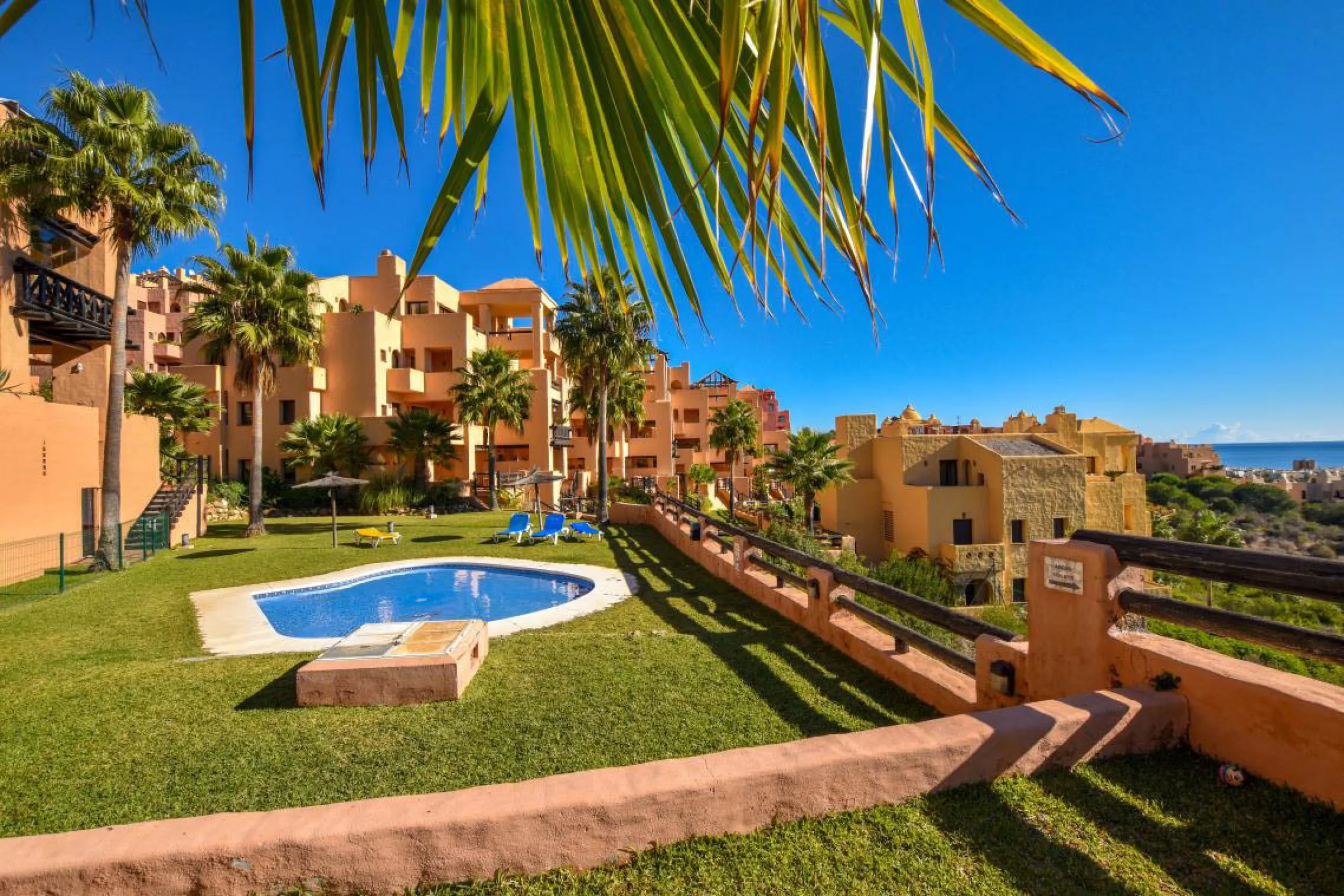 Ideally positioned on the frontline between San Luis de Sabinillas and La Duquesa, this well-presented apartment offers unobstructed panoramic sea views and a location that places both the beach and marina within easy walking distance. Set within a sought