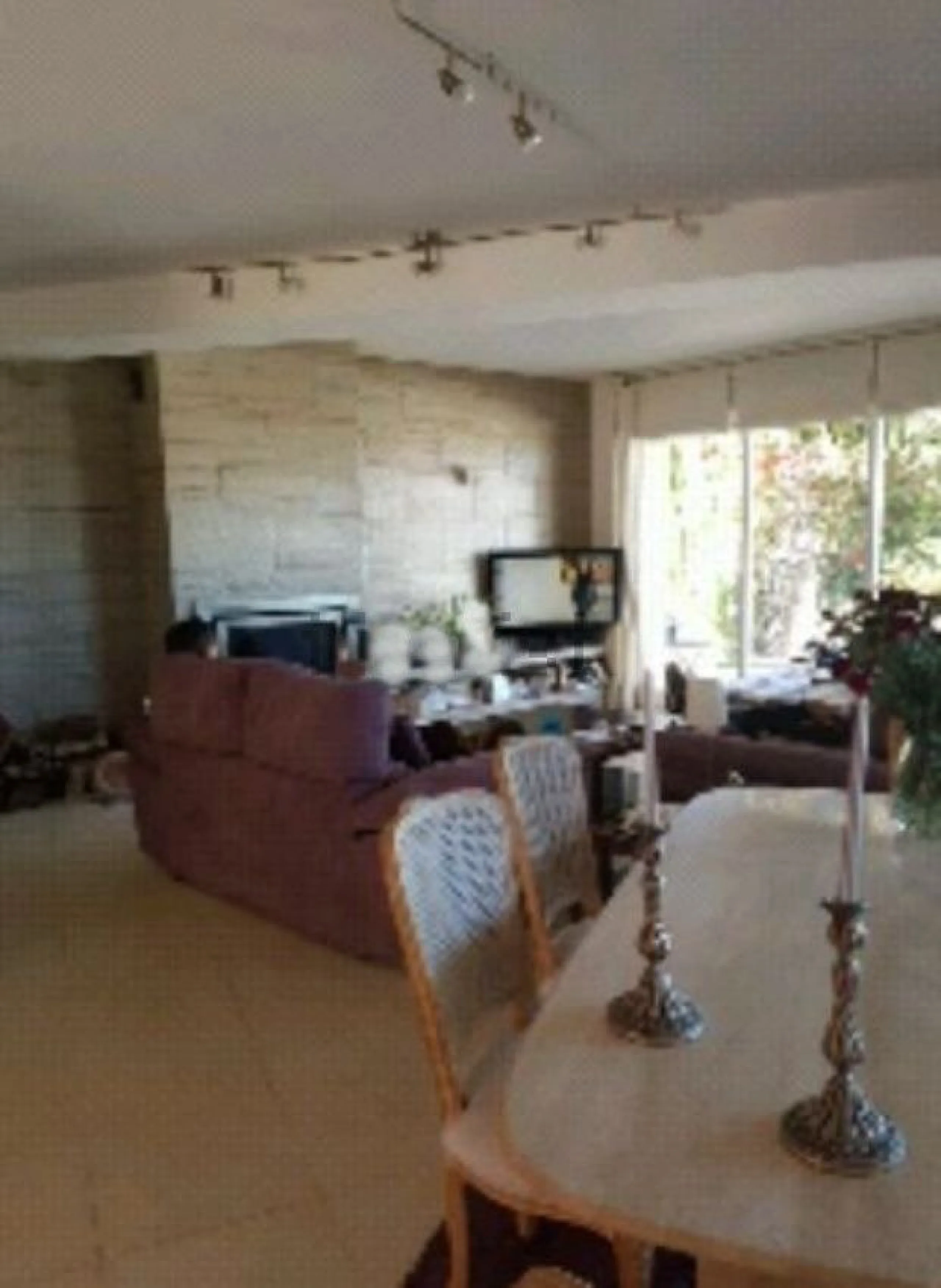 We present this exceptional villa located in the sought-after El Pinillo area of Torremolinos. The property underwent the full renovation in 2007 and it stands out for its spaciousness and comfort, ideal for those seeking a peaceful home without sacrifici