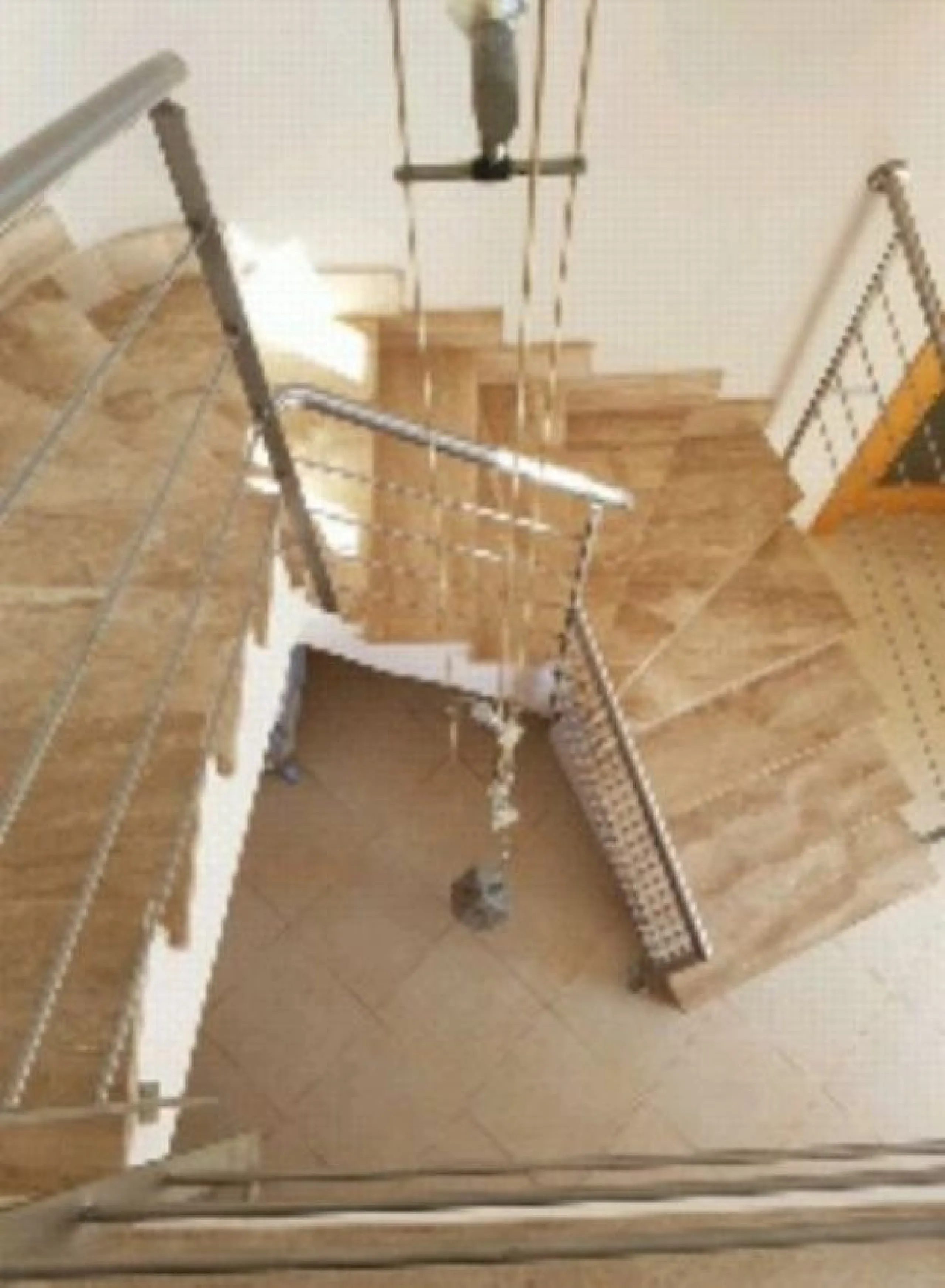 We present this exceptional villa located in the sought-after El Pinillo area of Torremolinos. The property underwent the full renovation in 2007 and it stands out for its spaciousness and comfort, ideal for those seeking a peaceful home without sacrifici