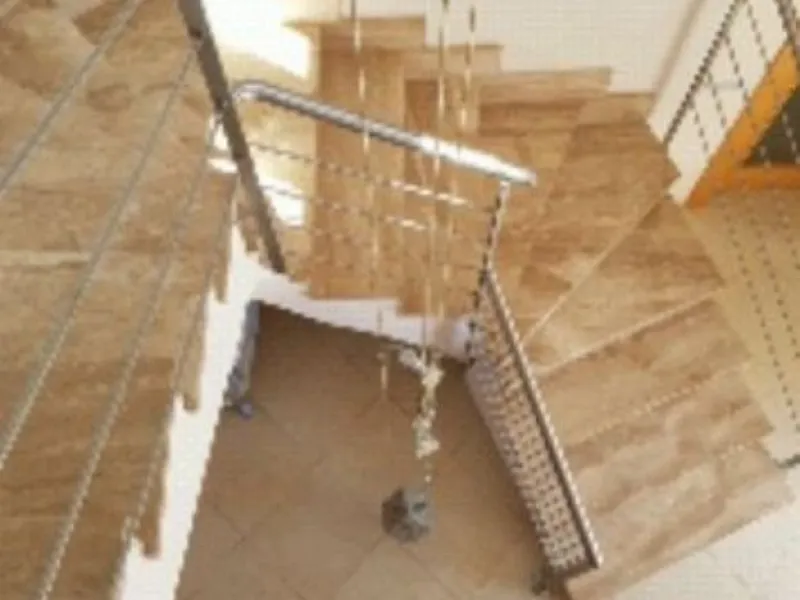 We present this exceptional villa located in the sought-after El Pinillo area of Torremolinos. The property underwent the full renovation in 2007 and it stands out for its spaciousness and comfort, ideal for those seeking a peaceful home without sacrifici