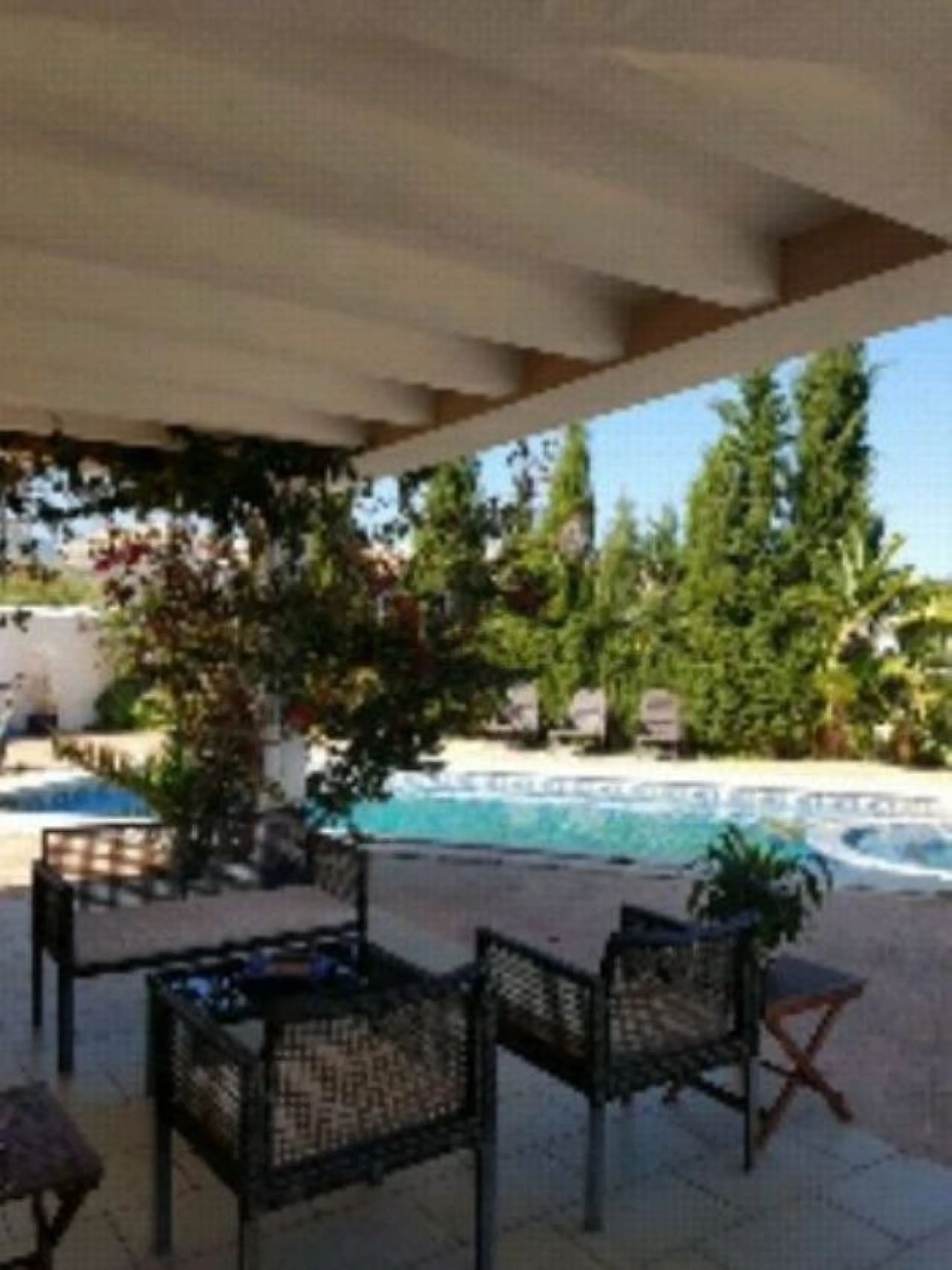 We present this exceptional villa located in the sought-after El Pinillo area of Torremolinos. The property underwent the full renovation in 2007 and it stands out for its spaciousness and comfort, ideal for those seeking a peaceful home without sacrifici