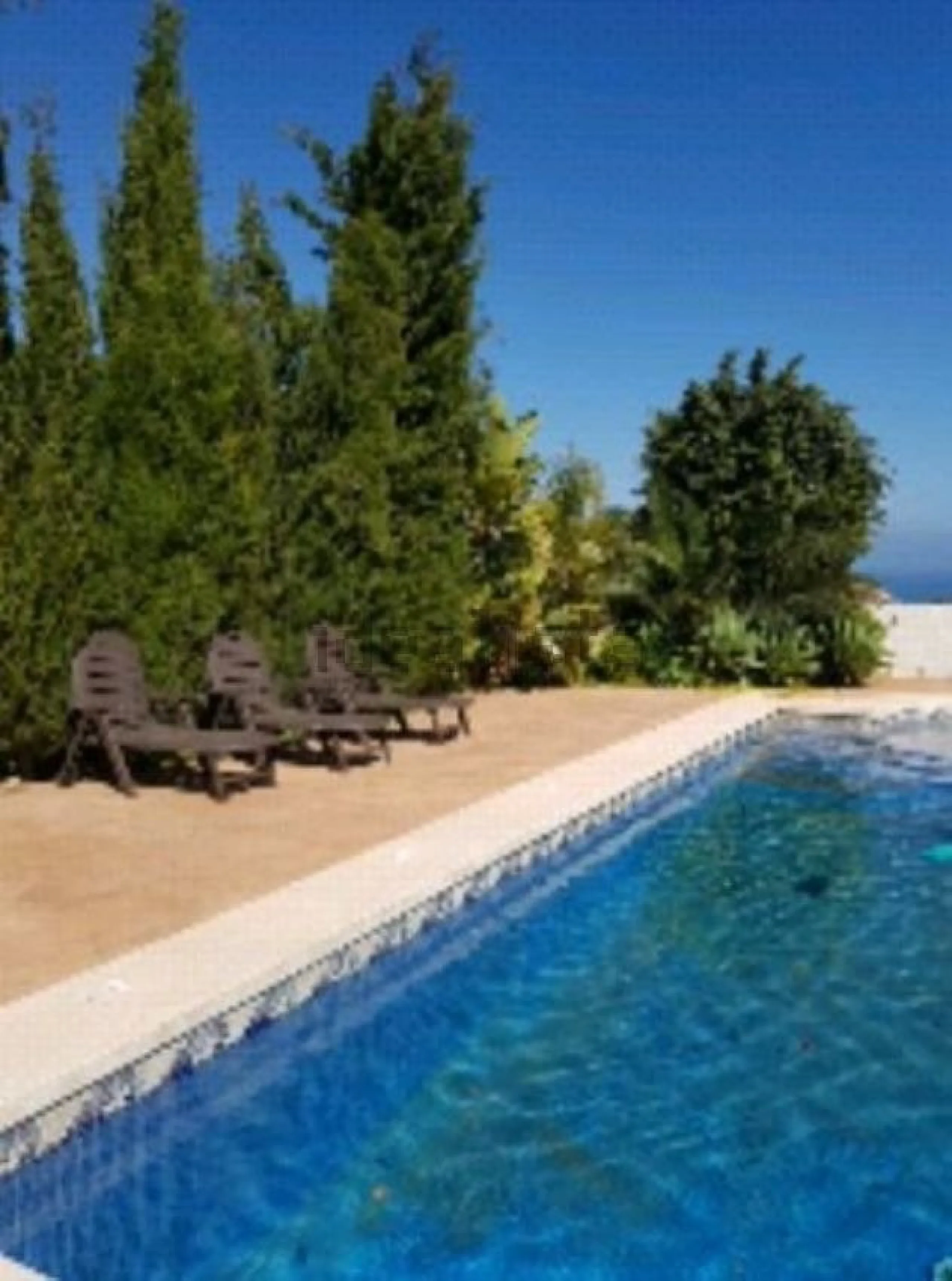 We present this exceptional villa located in the sought-after El Pinillo area of Torremolinos. The property underwent the full renovation in 2007 and it stands out for its spaciousness and comfort, ideal for those seeking a peaceful home without sacrifici
