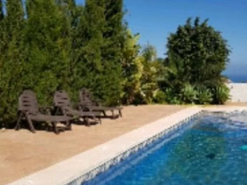 We present this exceptional villa located in the sought-after El Pinillo area of Torremolinos. The property underwent the full renovation in 2007 and it stands out for its spaciousness and comfort, ideal for those seeking a peaceful home without sacrifici