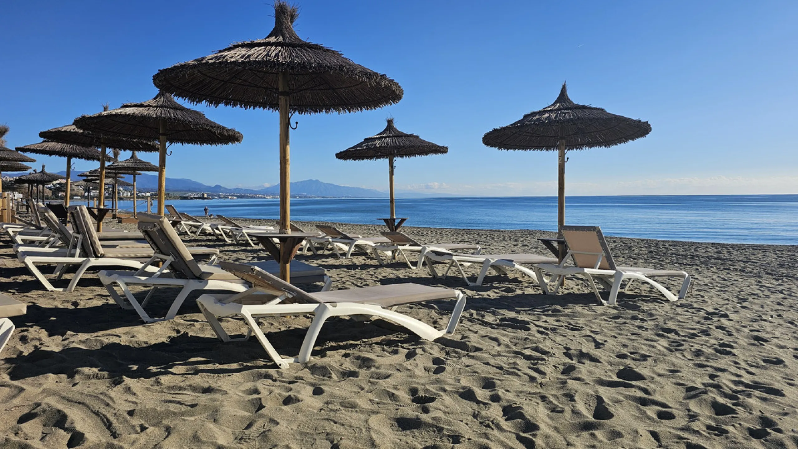 Ideally positioned on the frontline between San Luis de Sabinillas and La Duquesa, this well-presented apartment offers unobstructed panoramic sea views and a location that places both the beach and marina within easy walking distance. Set within a sought