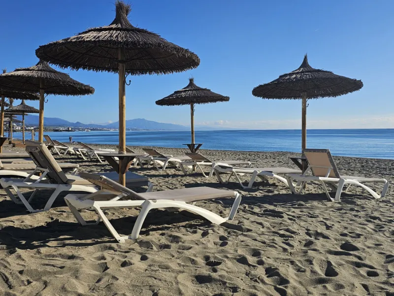 Ideally positioned on the frontline between San Luis de Sabinillas and La Duquesa, this well-presented apartment offers unobstructed panoramic sea views and a location that places both the beach and marina within easy walking distance. Set within a sought