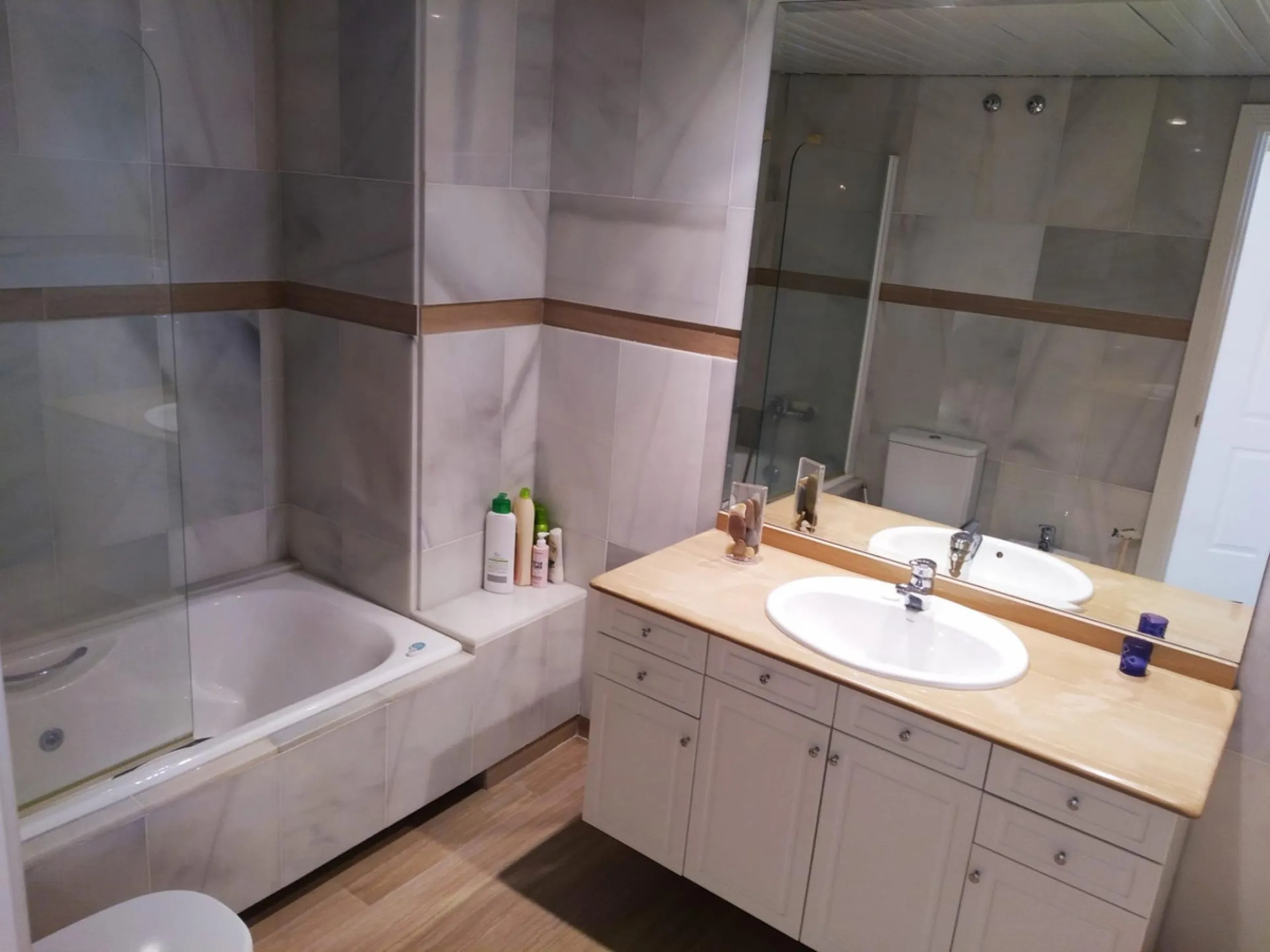 Apartment - Middle Floor Apartment в продаже в Benalmadena, Málaga. В доме 2 спален и 2 ванных комнат. Площадь дома 124 м²
