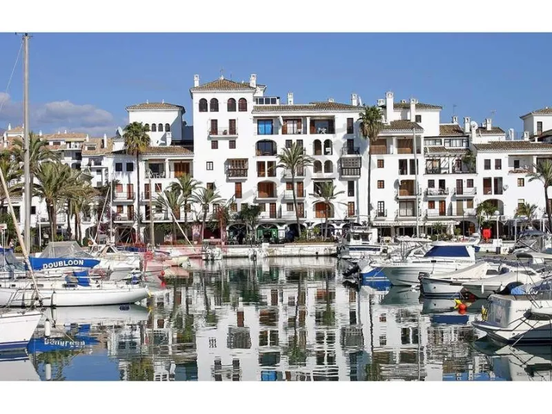 Ideally positioned on the frontline between San Luis de Sabinillas and La Duquesa, this well-presented apartment offers unobstructed panoramic sea views and a location that places both the beach and marina within easy walking distance. Set within a sought