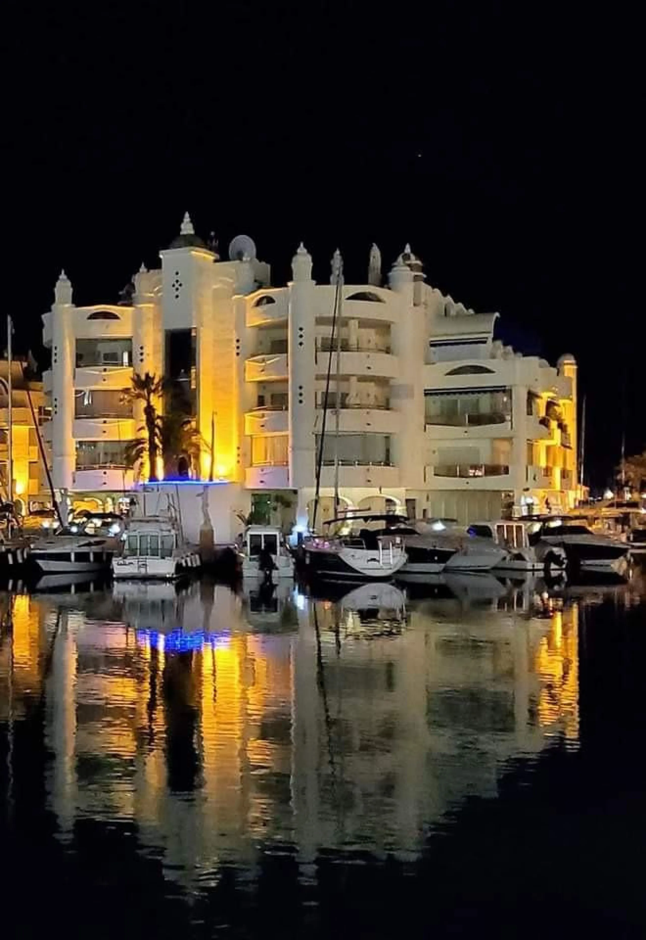 Apartment - Middle Floor Apartment в продаже в Benalmadena, Málaga. В доме 2 спален и 2 ванных комнат. Площадь дома 124 м²