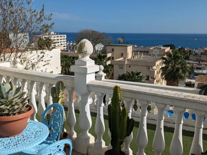 Beautiful apartment with spectacular sea views from all rooms! Small urbanization with only 4 neighbors, who share green areas and pool. It has 3 bedrooms with built-in wardrobes, 2 bathrooms, living - dining room and separate kitchen. Terraces with sea v
