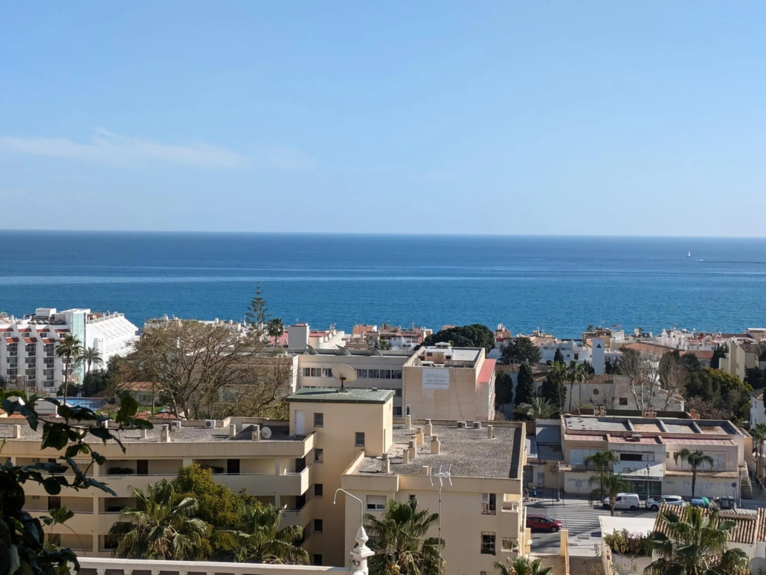 Beautiful apartment with spectacular sea views from all rooms! Small urbanization with only 4 neighbors, who share green areas and pool. It has 3 bedrooms with built-in wardrobes, 2 bathrooms, living - dining room and separate kitchen. Terraces with sea v