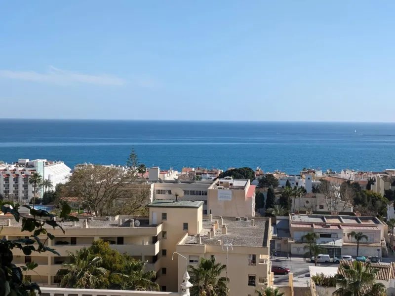Beautiful apartment with spectacular sea views from all rooms! Small urbanization with only 4 neighbors, who share green areas and pool. It has 3 bedrooms with built-in wardrobes, 2 bathrooms, living - dining room and separate kitchen. Terraces with sea v