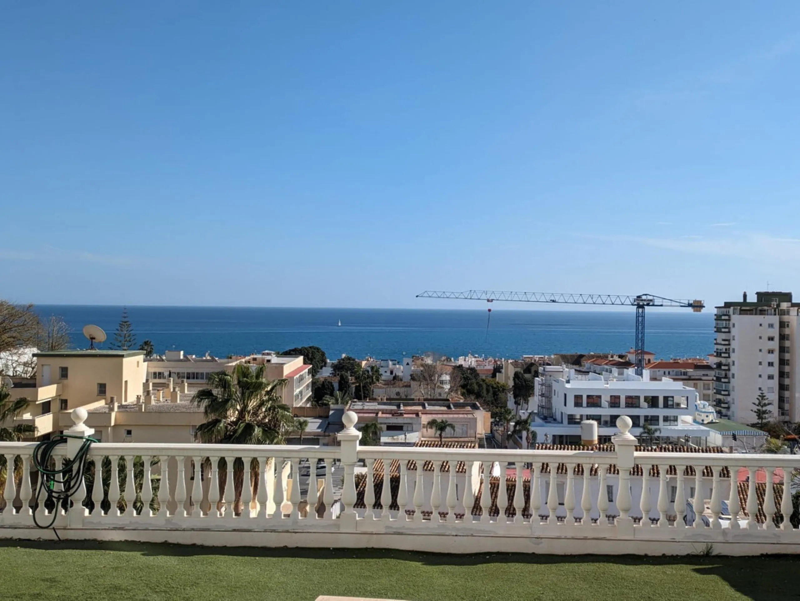 Beautiful apartment with spectacular sea views from all rooms! Small urbanization with only 4 neighbors, who share green areas and pool. It has 3 bedrooms with built-in wardrobes, 2 bathrooms, living - dining room and separate kitchen. Terraces with sea v