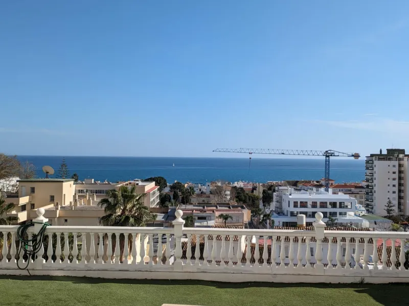 Beautiful apartment with spectacular sea views from all rooms! Small urbanization with only 4 neighbors, who share green areas and pool. It has 3 bedrooms with built-in wardrobes, 2 bathrooms, living - dining room and separate kitchen. Terraces with sea v